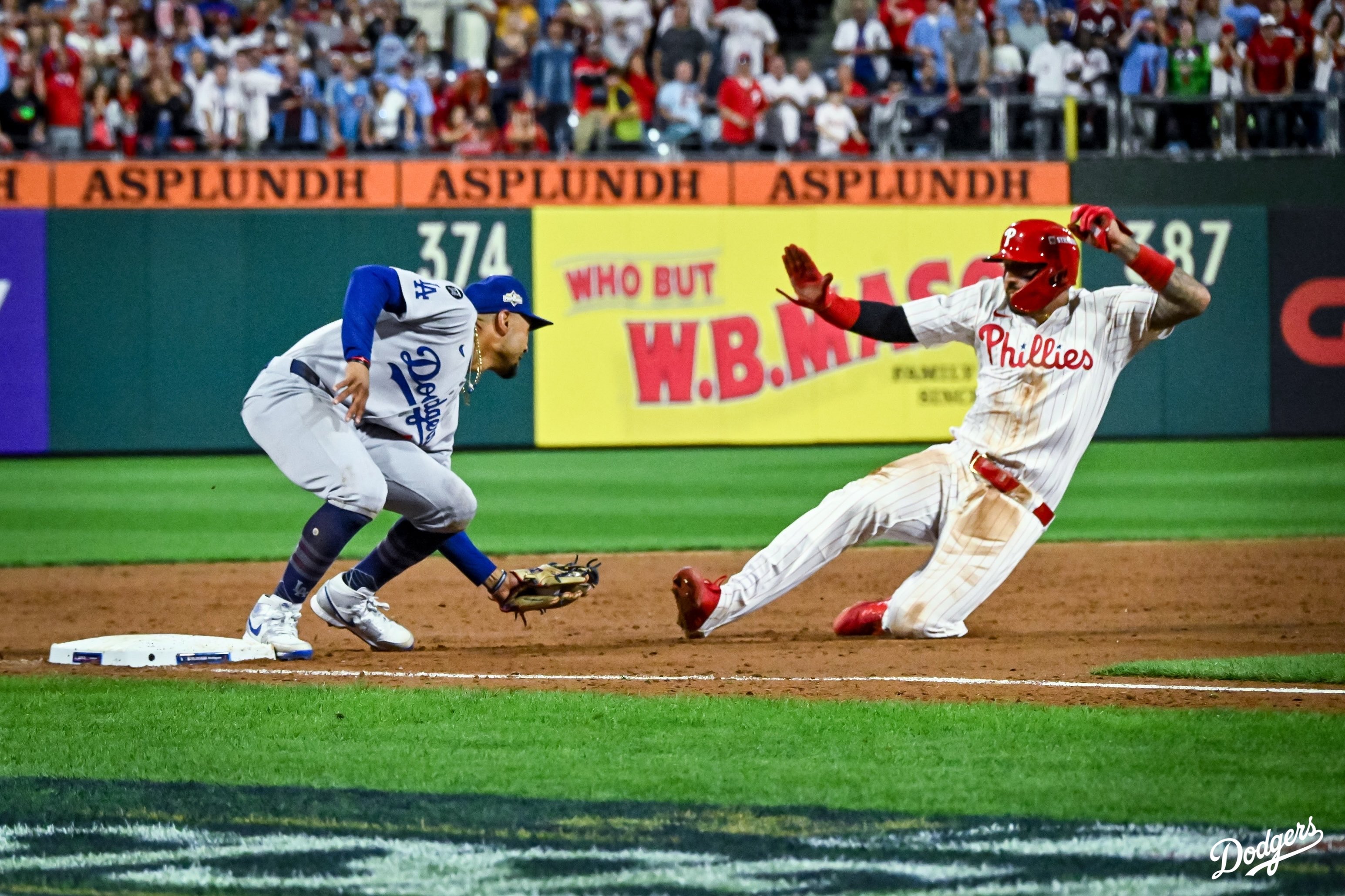 MLB》道奇贏球最大關鍵！Betts與Muncy成功執行「輪轉防守」　瓦解費城人犧牲短打