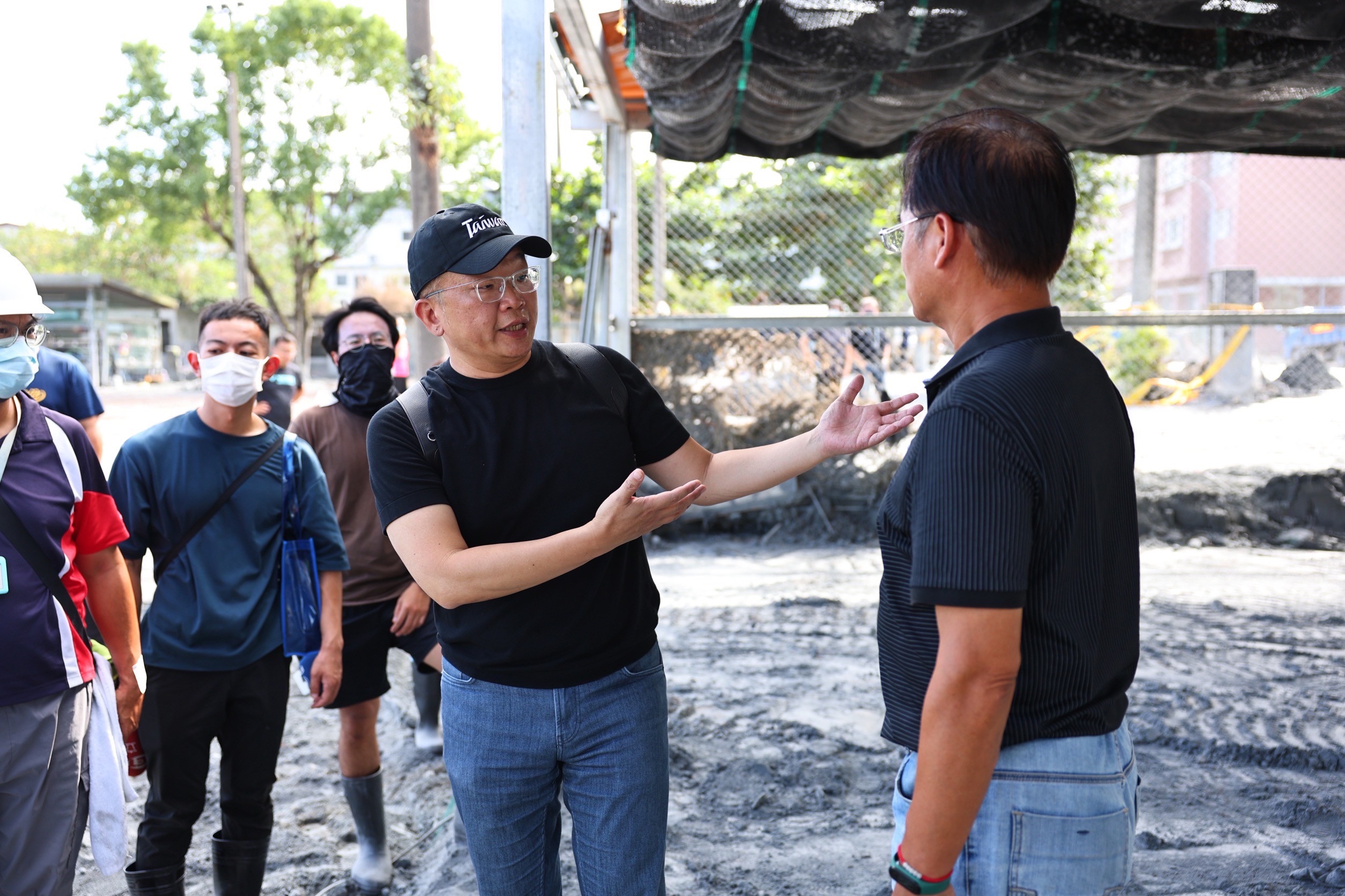 中職》蔡其昌前往花蓮代表捐款予光復國小、國中　企業紛紛響應