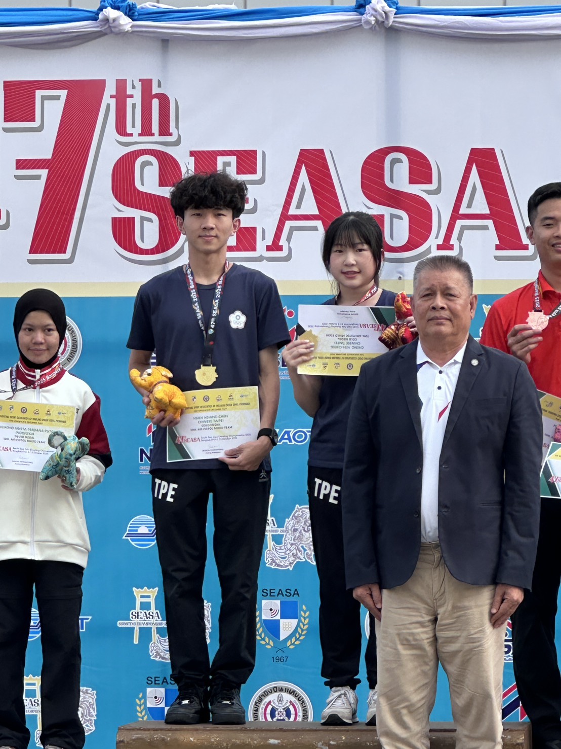 東南亞射擊錦標賽》北市大謝翔宸、臺師大鄭晏晴　10公尺混合空氣手槍摘金