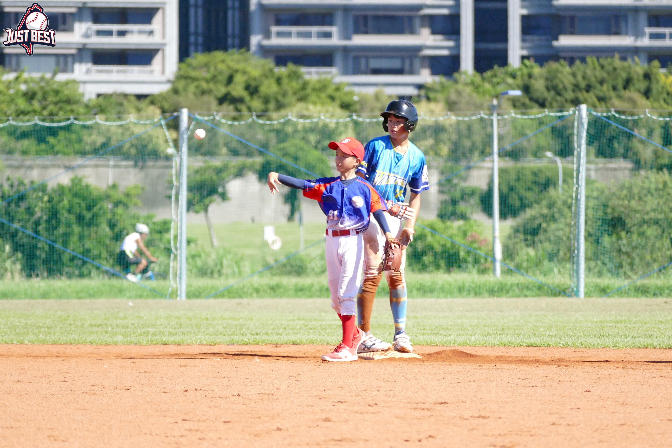 臺北就是棒》親子勇士(藍)扣倒松體 敦化國中二連勝 重慶國中退陽明國中收本季首勝