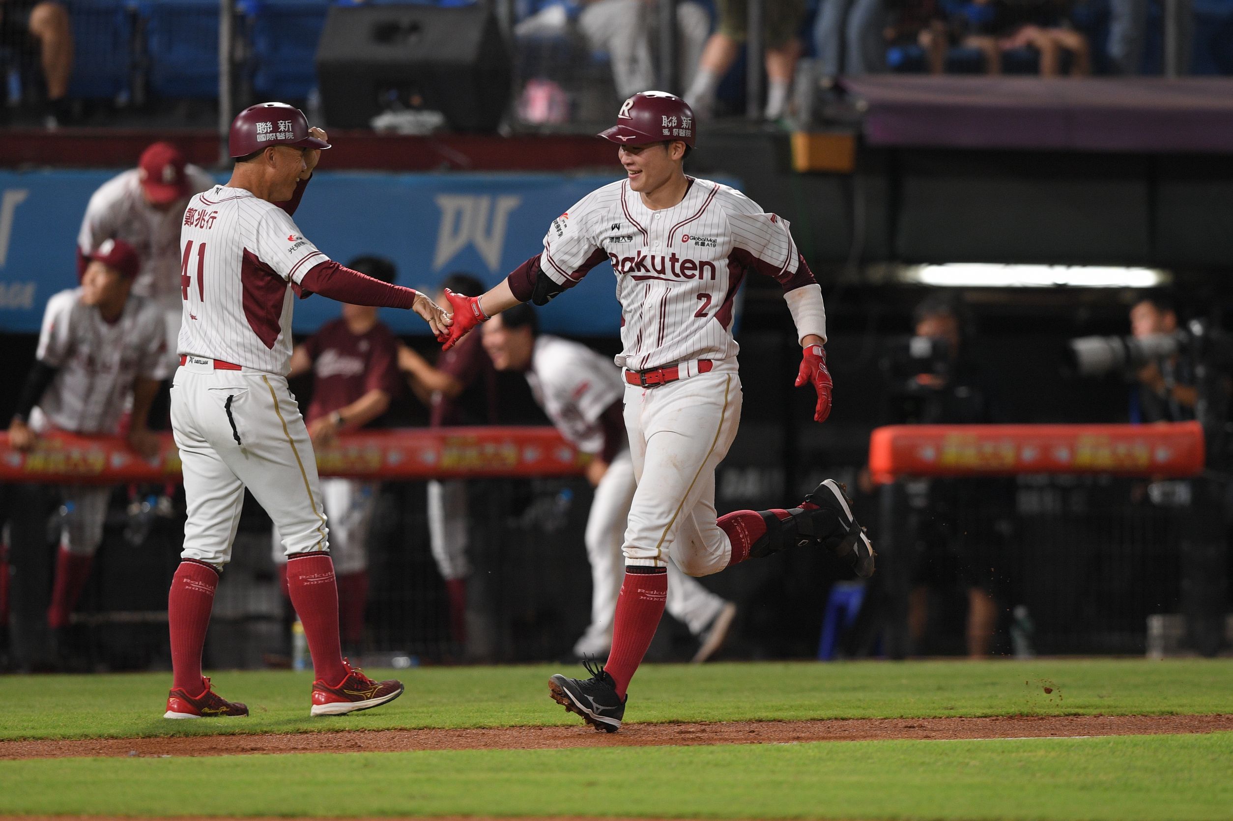 季後賽》跟髙塩將樹纏鬥12球敲追平轟　宋嘉翔寫系列賽最年輕開轟紀錄