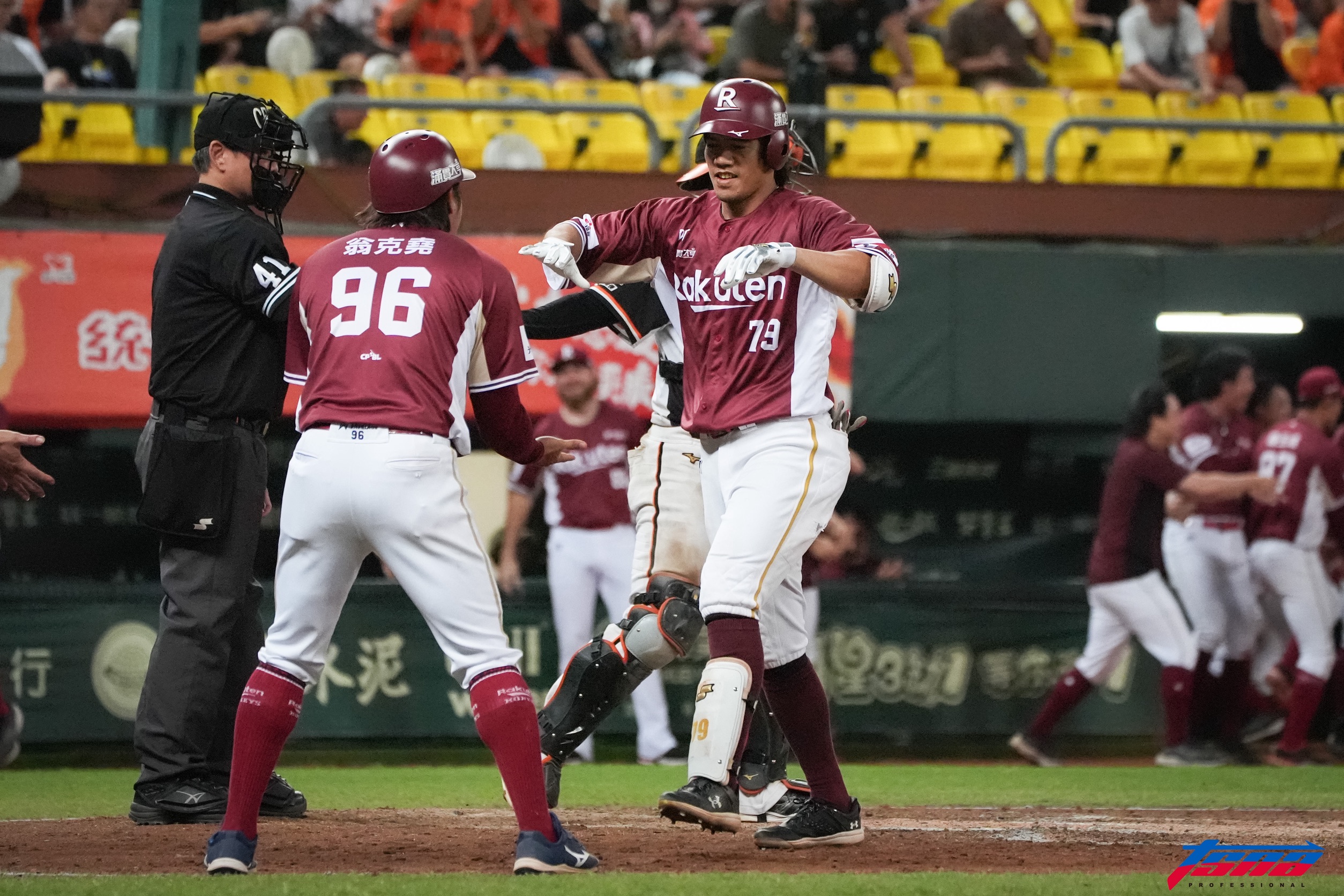 其實站在大聯盟場上腦子是空白的⋯⋯直到「就一起」的音樂響起把我拉回現實！Taipei 101 Chairwoman Janet it's your  pitch~~ 從來沒想過的事情就這樣發生了！對我而言是很榮幸的一刻，謝謝我的家人我的啦啦隊們！I love you so much ❤️  人生就是要熱血、熱血往前走 ..., image size:2508x1672