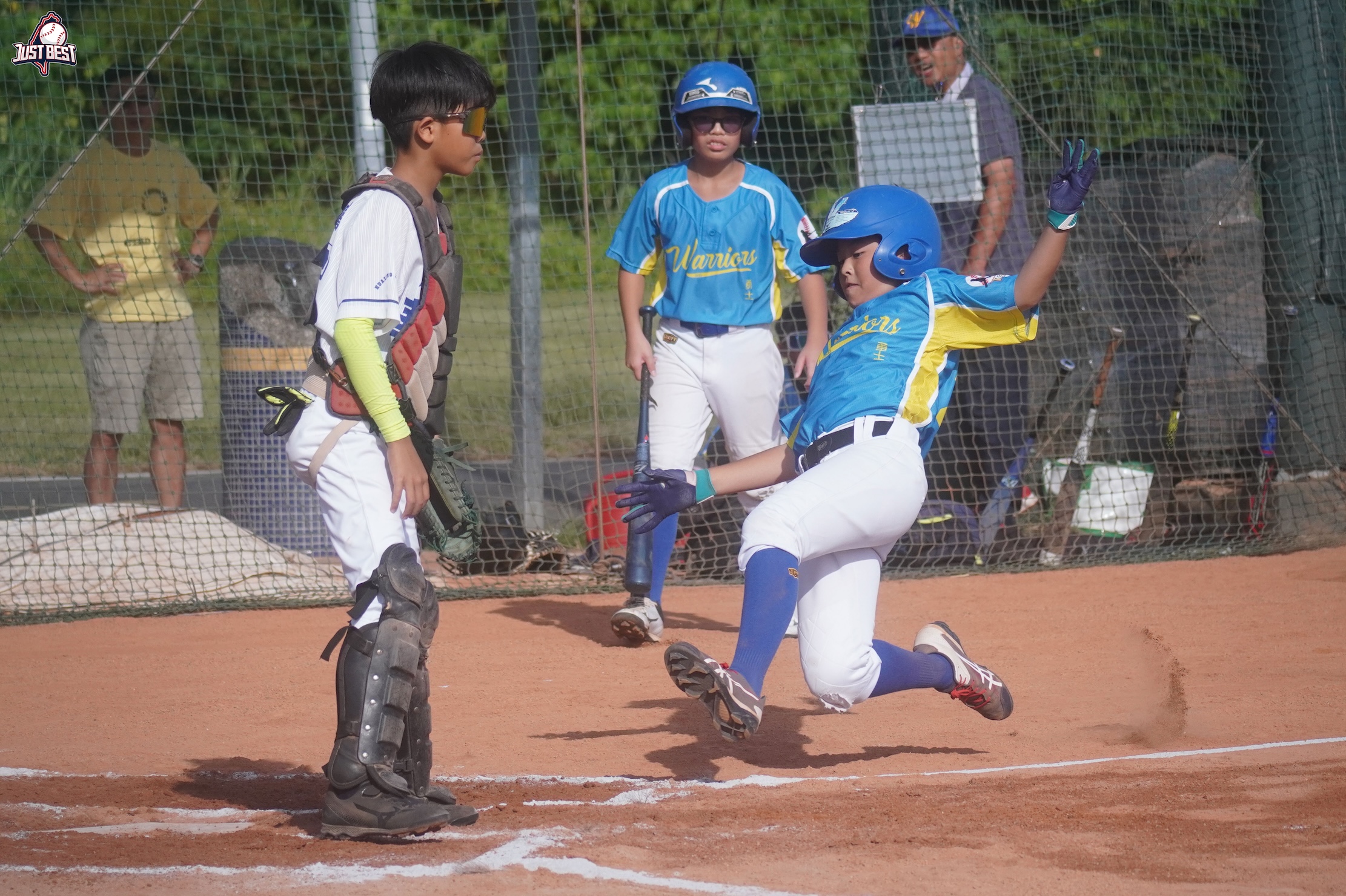 臺北就是棒》華興小學(A)與親子勇士鏖戰四局握手言和 松體連勝不止緊逼龍頭
