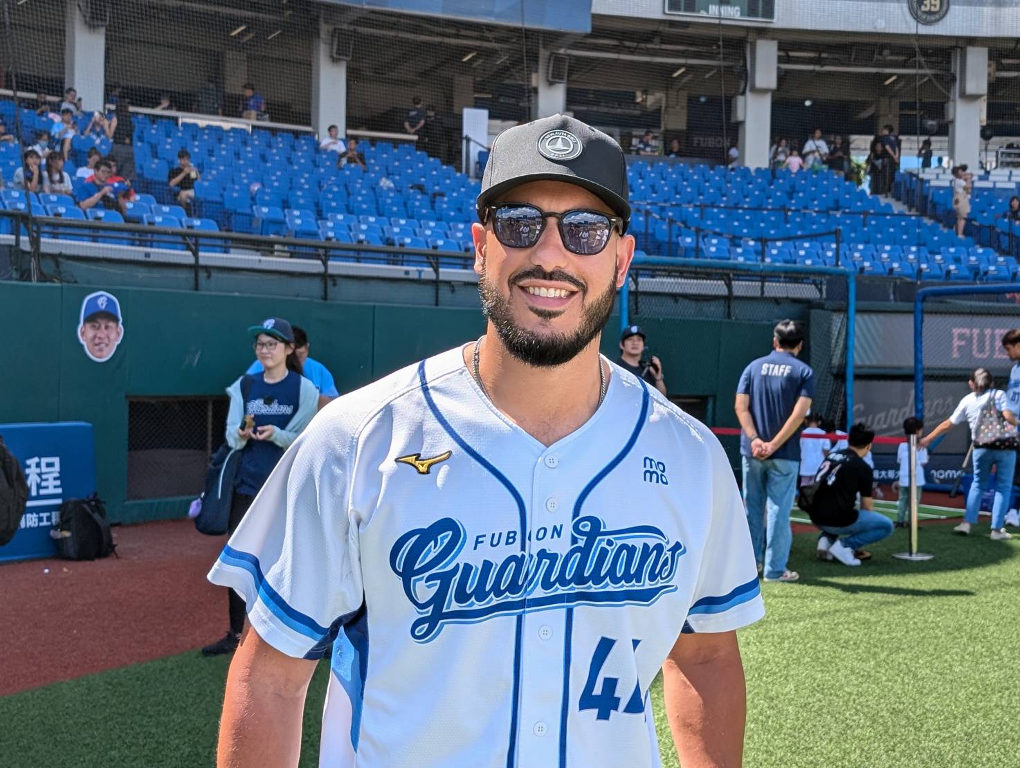 富邦悍將》魔力藍現身球迷感恩會談未來動向　笑說會關注台灣大賽