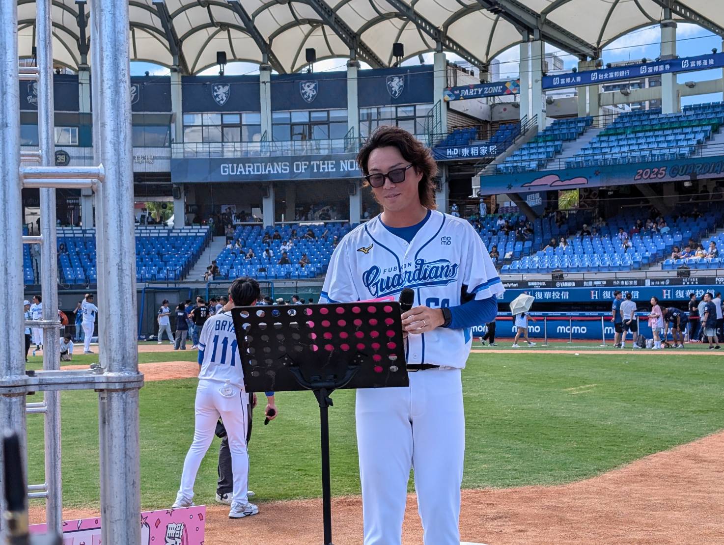 富邦悍將》鈴木駿輔本打算封麥一年　今開唱笑稱10天沒睡