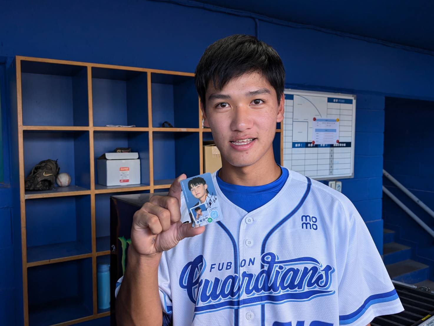 富邦悍將》從「鐵桿邦迷」變球員　劉承佑燦笑炫球員簽名卡