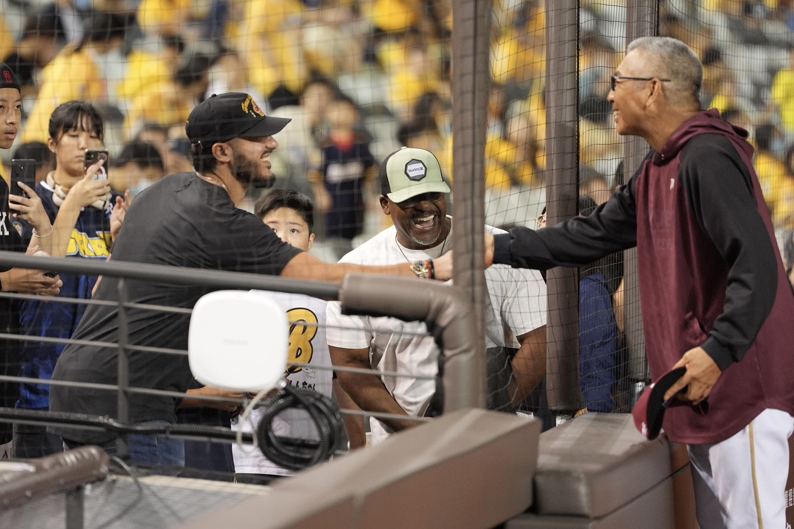 台灣大賽》參加完悍將年度球迷會　魔力藍、鮑伊趕到台北大巨蛋觀戰