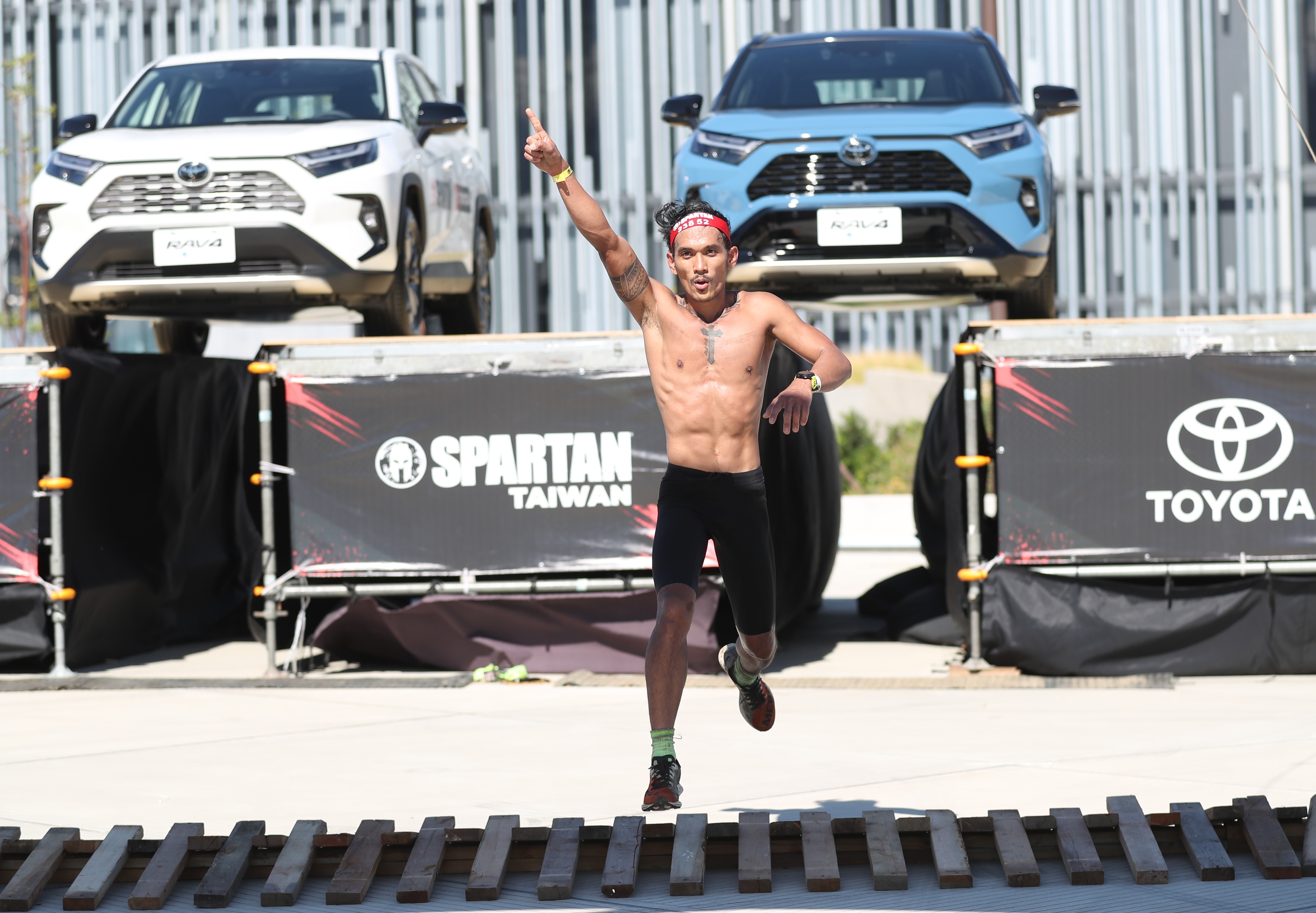 斯巴達障礙跑》日本名將跑錯路被罰時菲國移工奪冠- TSNA體育新聞團隊