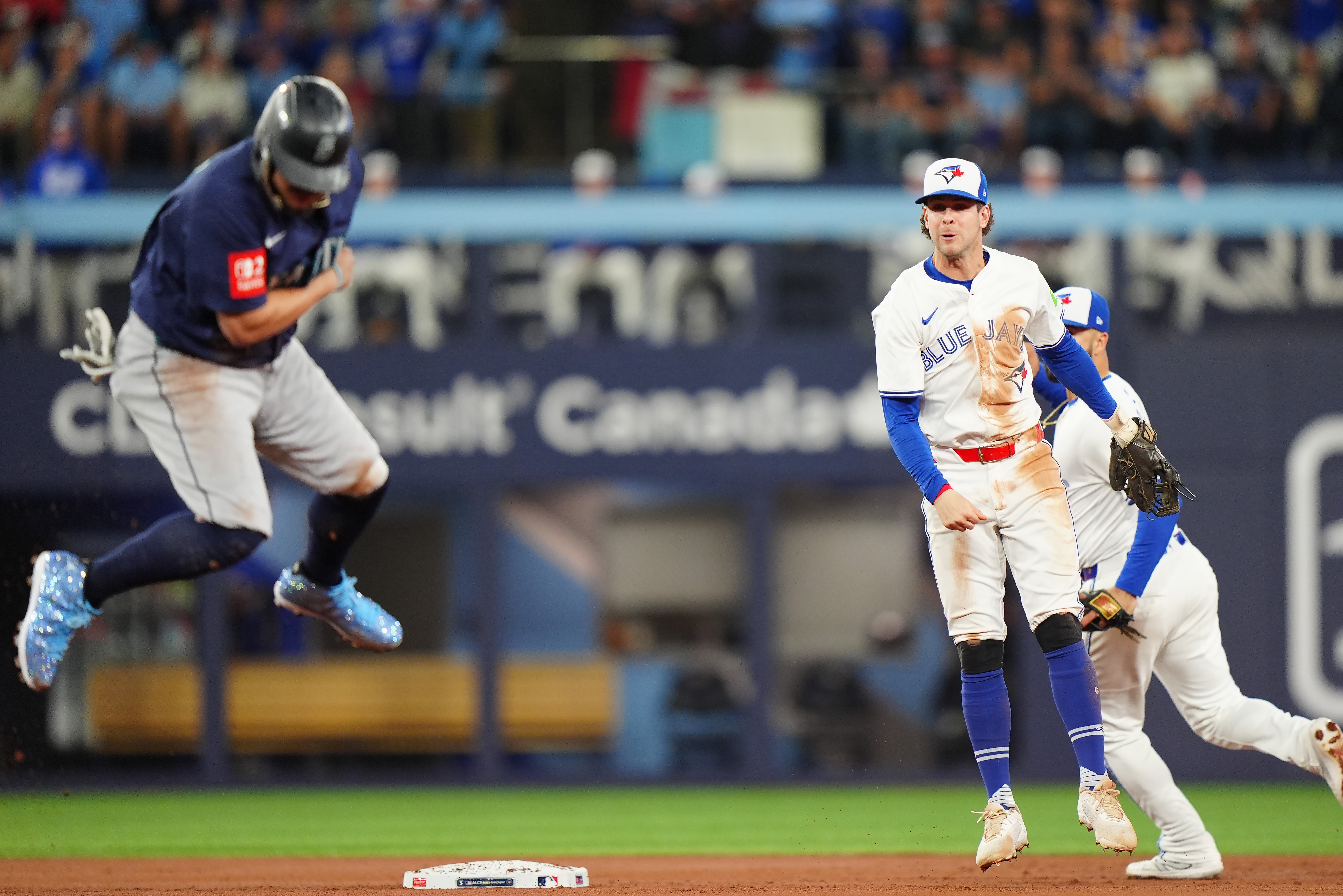 MLB》影／水手Naylor避免雙殺跑壘故意跳起被球砸！藍鳥氣罵「Ｆ」　裁判裁定雙殺