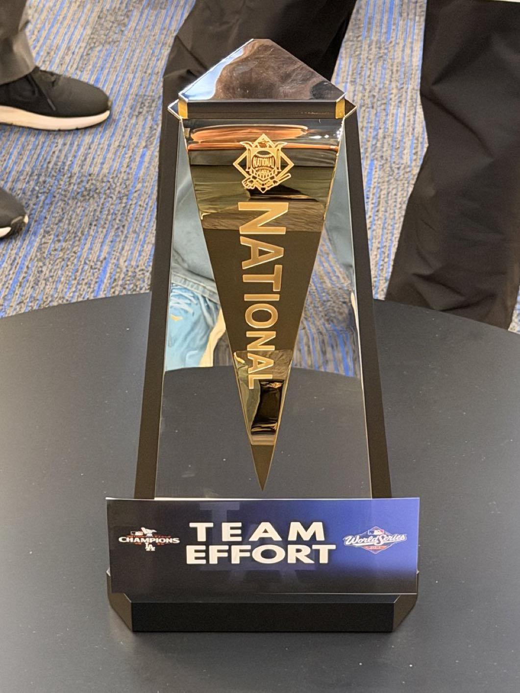 MLB》榮耀屬於大家！大谷翔平把MVP獎盃擺在休息室中間　團隊努力字卡蓋住MVP