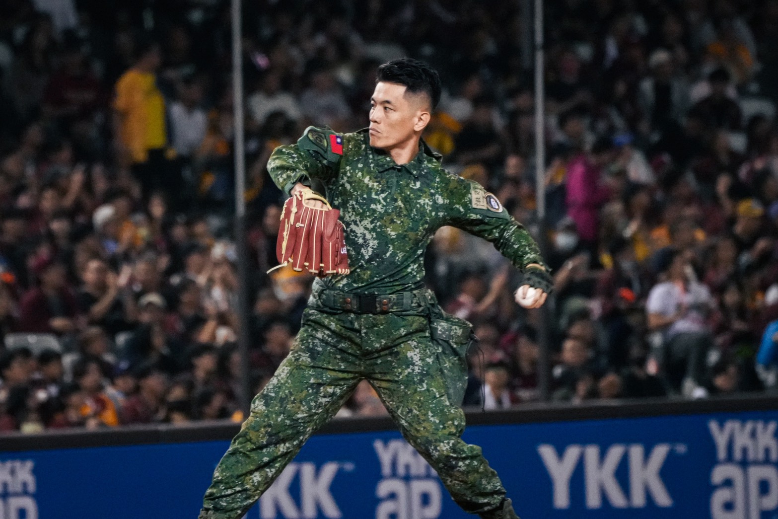 台灣大賽》光復救災贈帽士官長陳保宏！　應聯盟邀請開出暖心好球