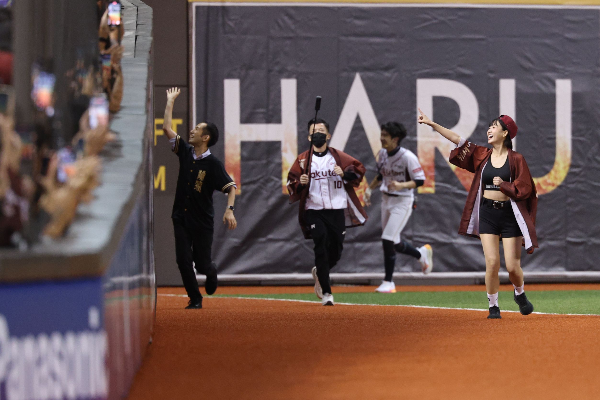 台灣大賽》籃籃兌現承諾跑大巨蛋3圈　領隊牧野幸輝也加入