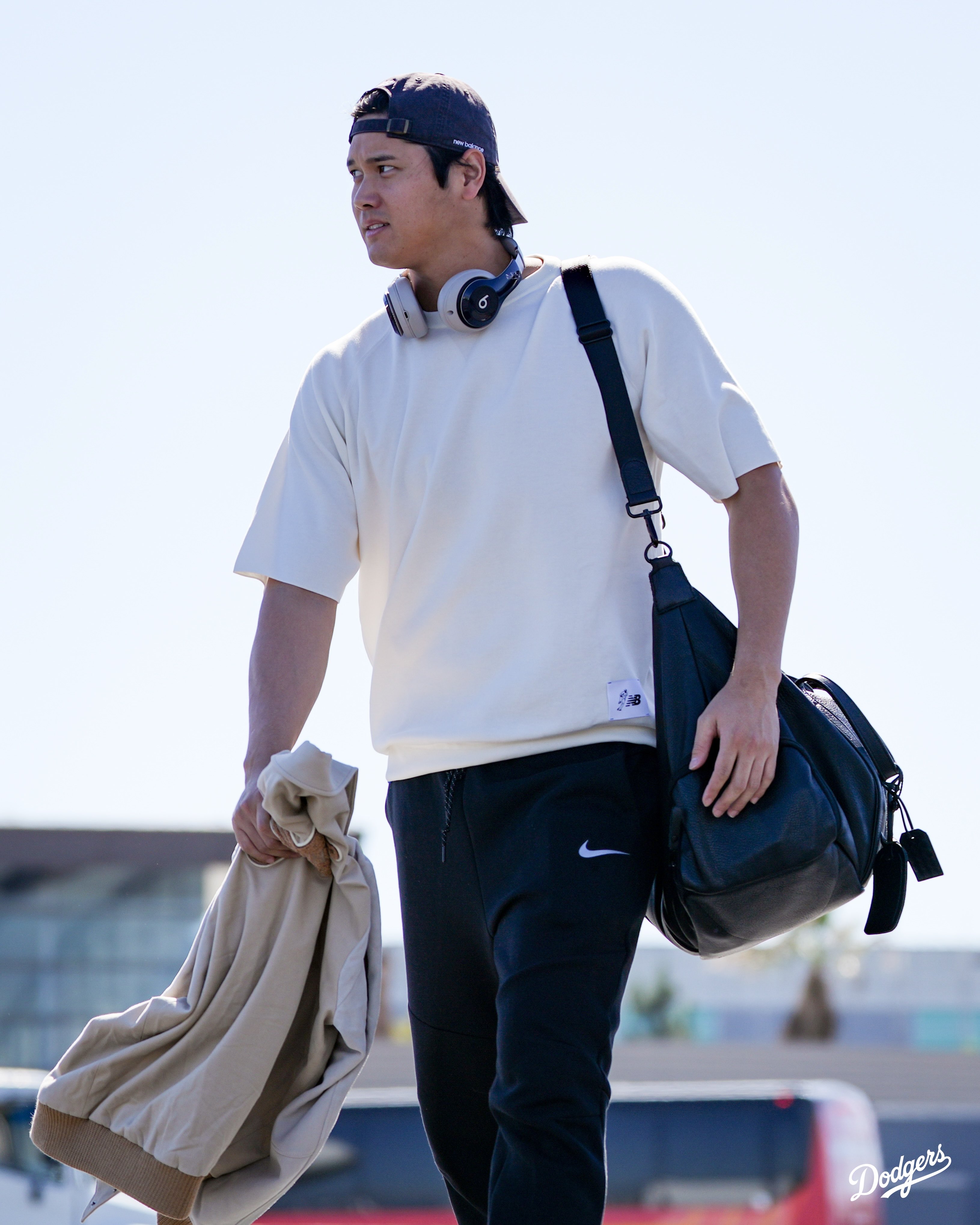 MLB》大谷翔平搭機去多倫多了！一身輕便造型現身　道奇出發世界大賽客場戰藍鳥