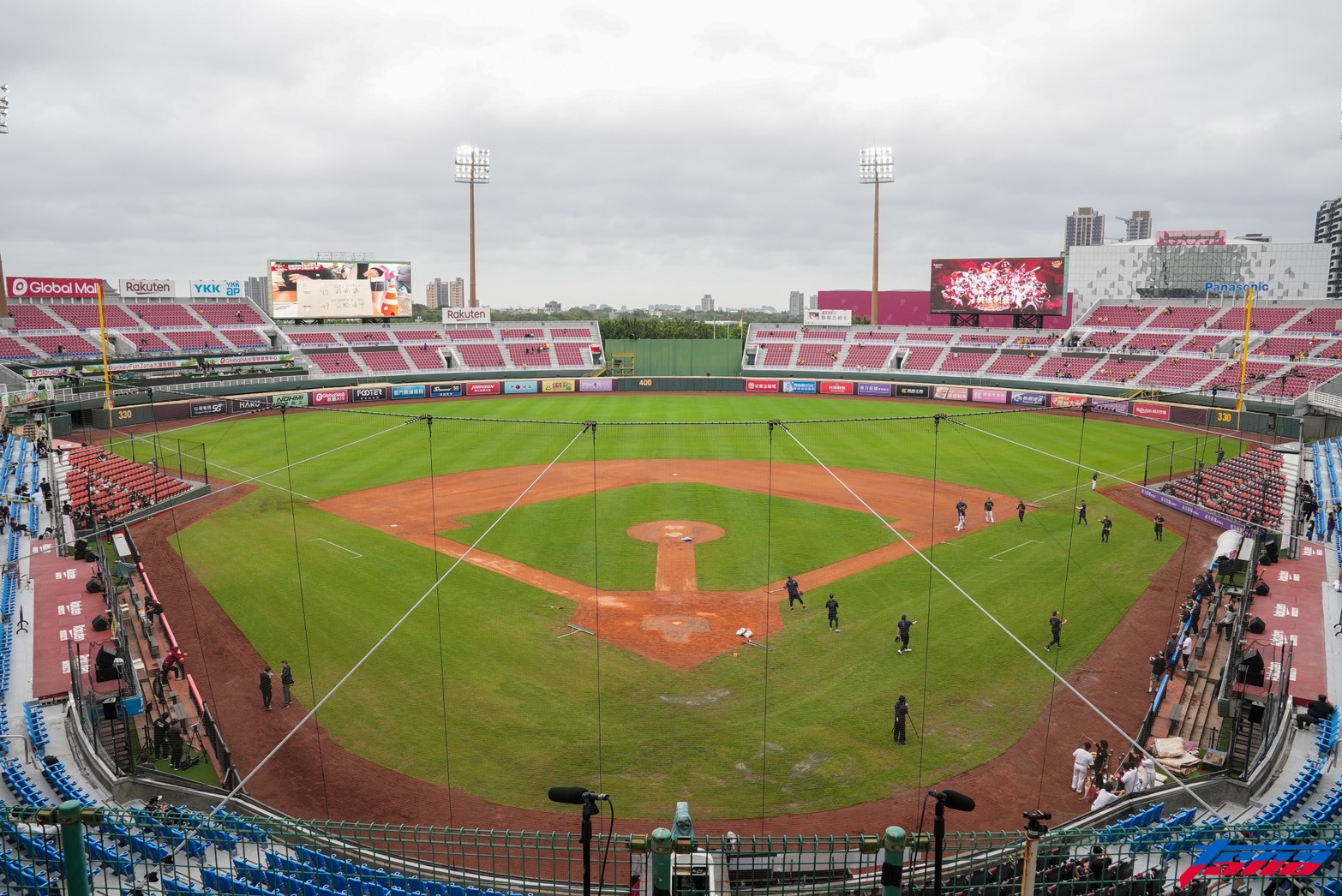 台灣大賽》搶救桃園球場大作戰！　共用100包紅土讓陳晨威說讚