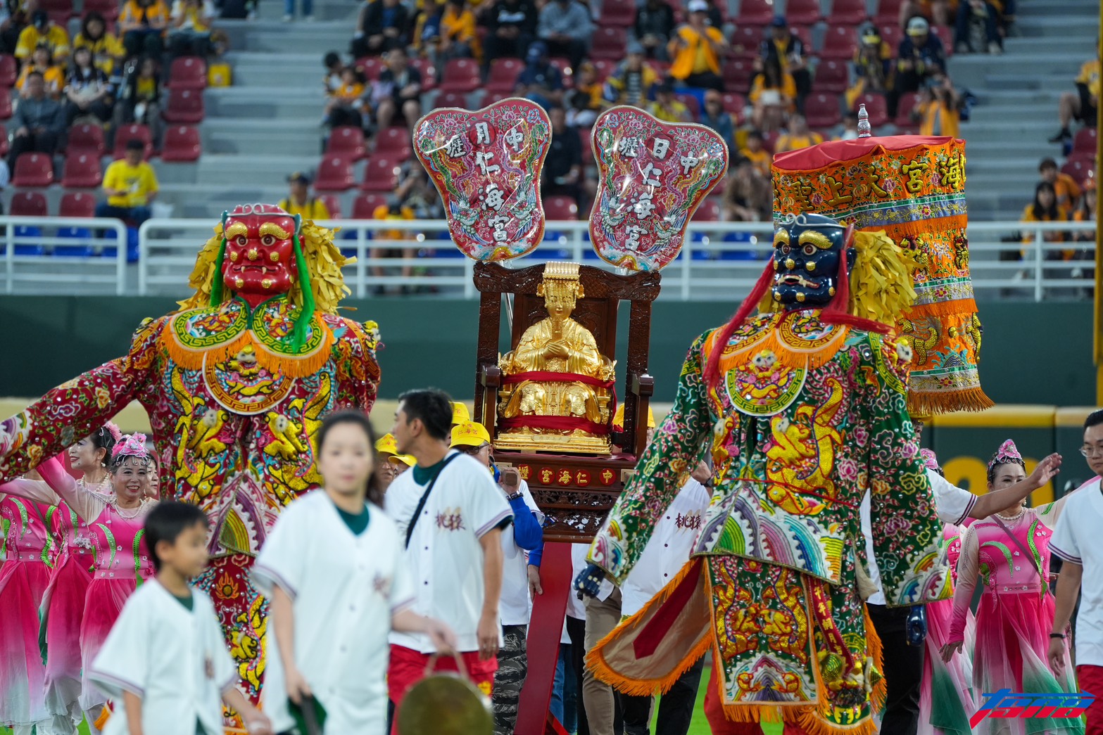 台灣大賽》影／G4媽祖保祐順利開打！　樂天桃猿請出「雙媽會」祈福奪勝