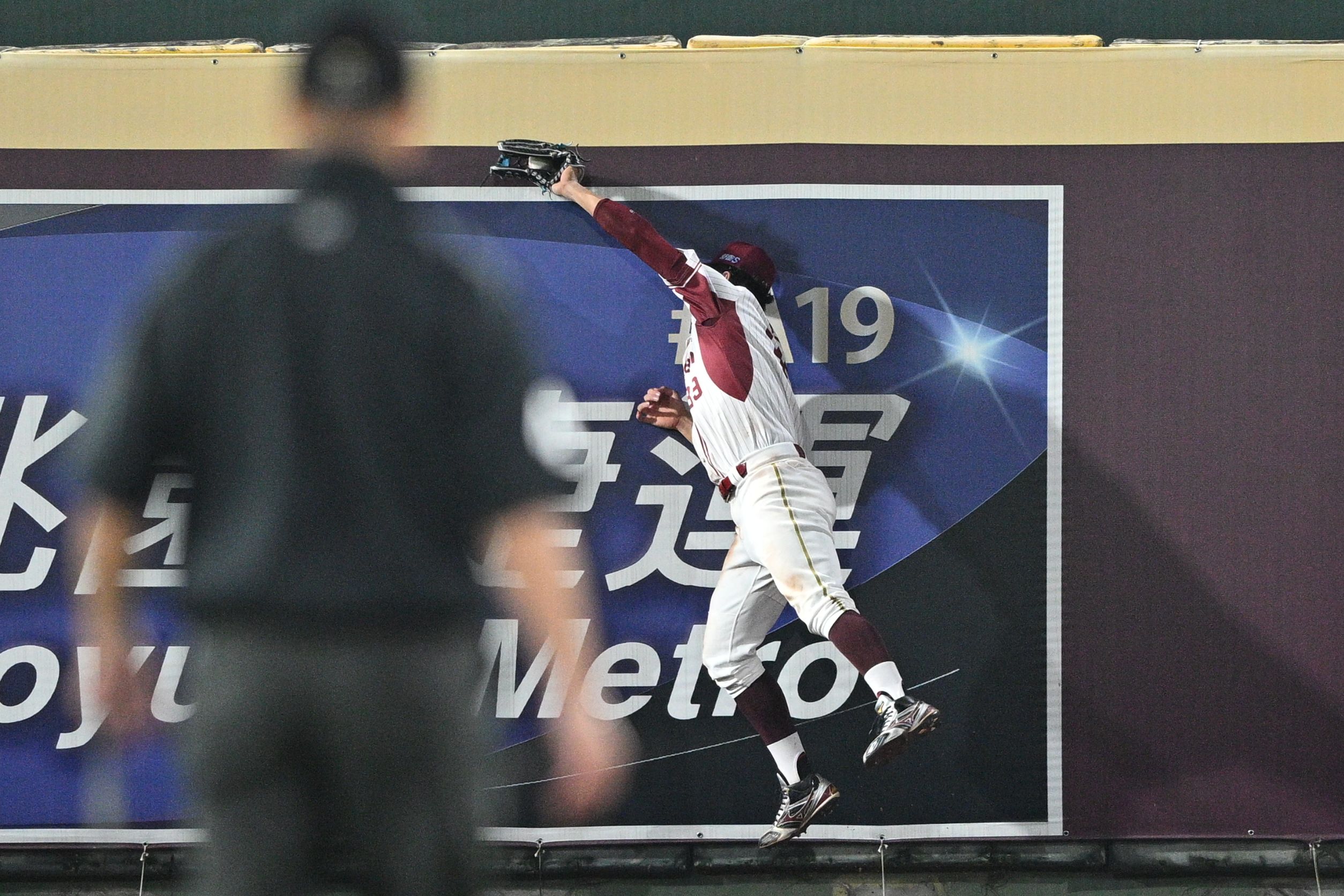 台灣大賽》第8局接岳政華深遠飛球去撞牆　林立：謝謝自己有接住