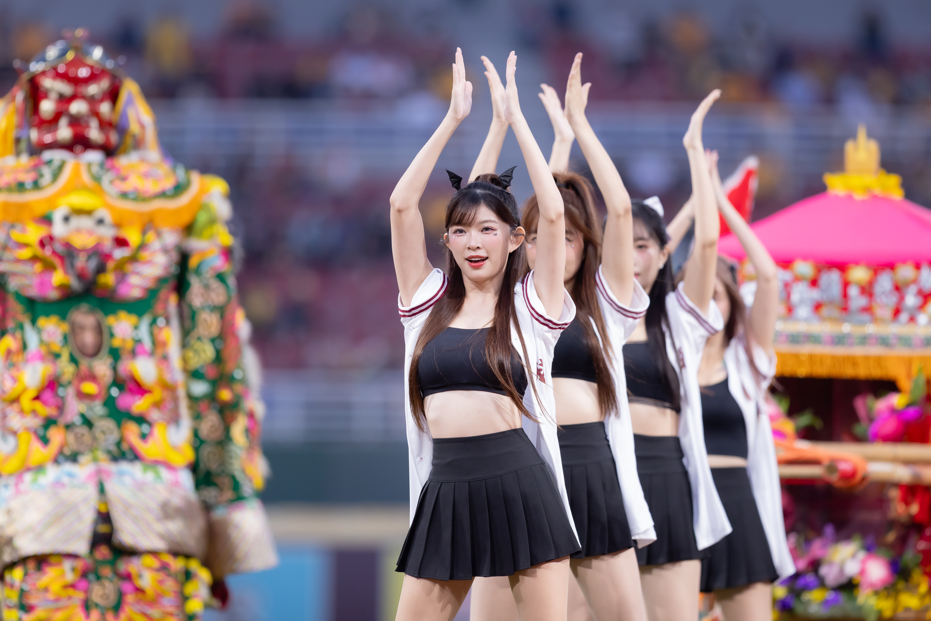 台灣大賽》樂天女孩主場喜迎「聽牌勝利」！ 媽祖親臨加持搭黑色軍海畫面壯觀