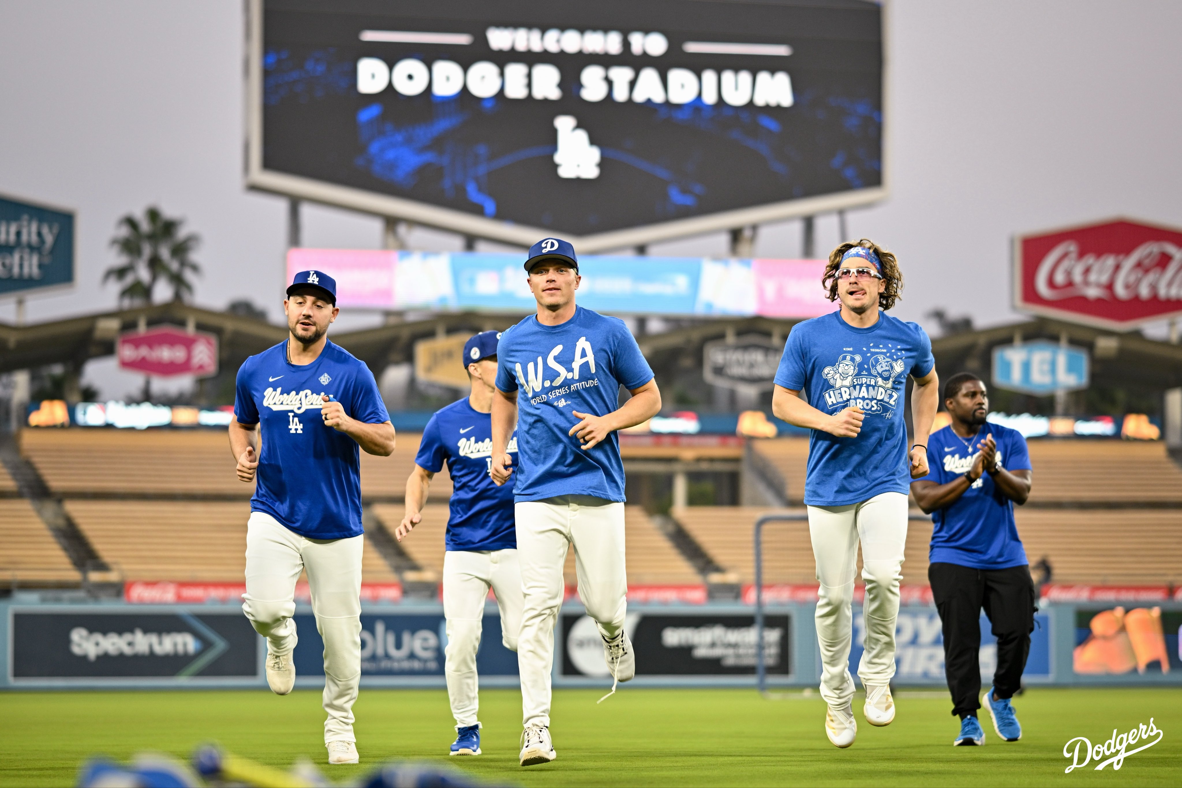 MLB》道奇飛回洛杉磯的包機延誤影響練球　Roberts：不知道是不是故意的