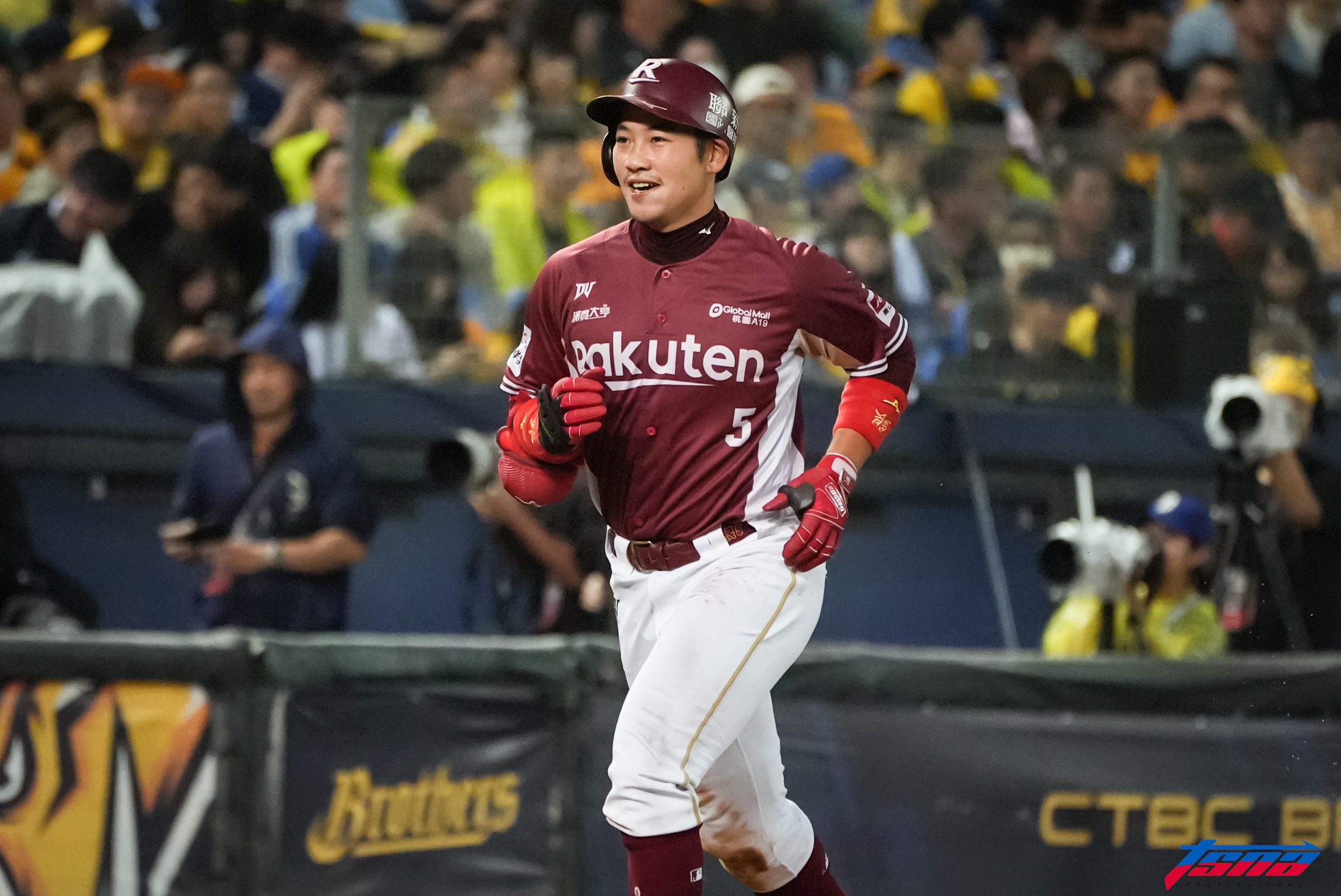 台灣大賽》梁家榮開轟中信兄弟換投不及！　樂天桃猿逼入延長賽