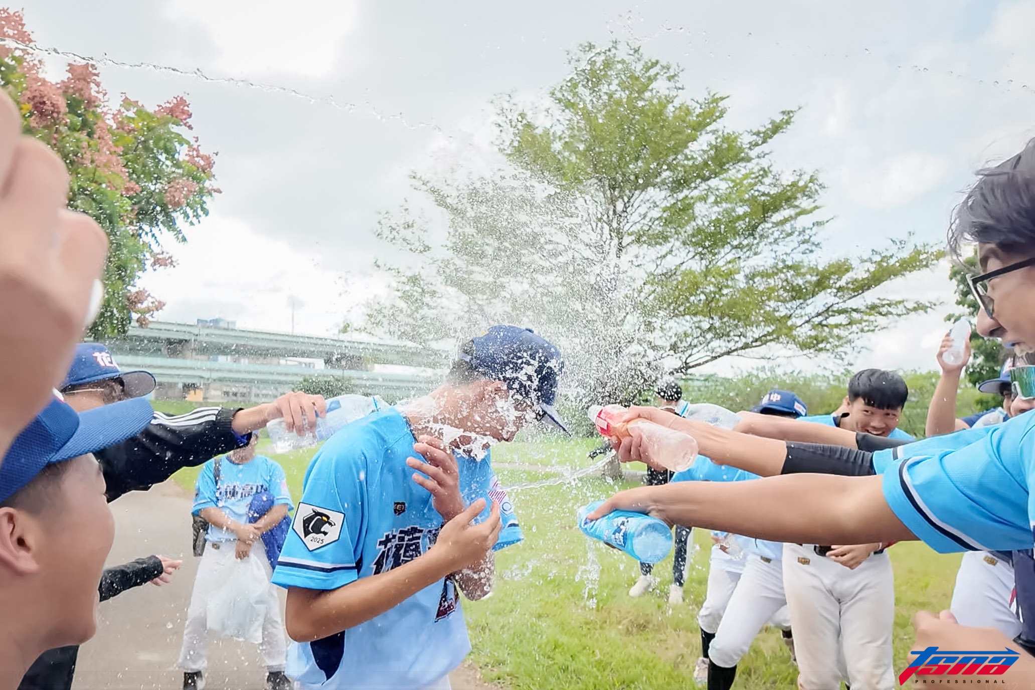 中信盃黑豹旗》首局被打8分不放棄！　花蓮高中逆轉勝全隊潑水歡慶