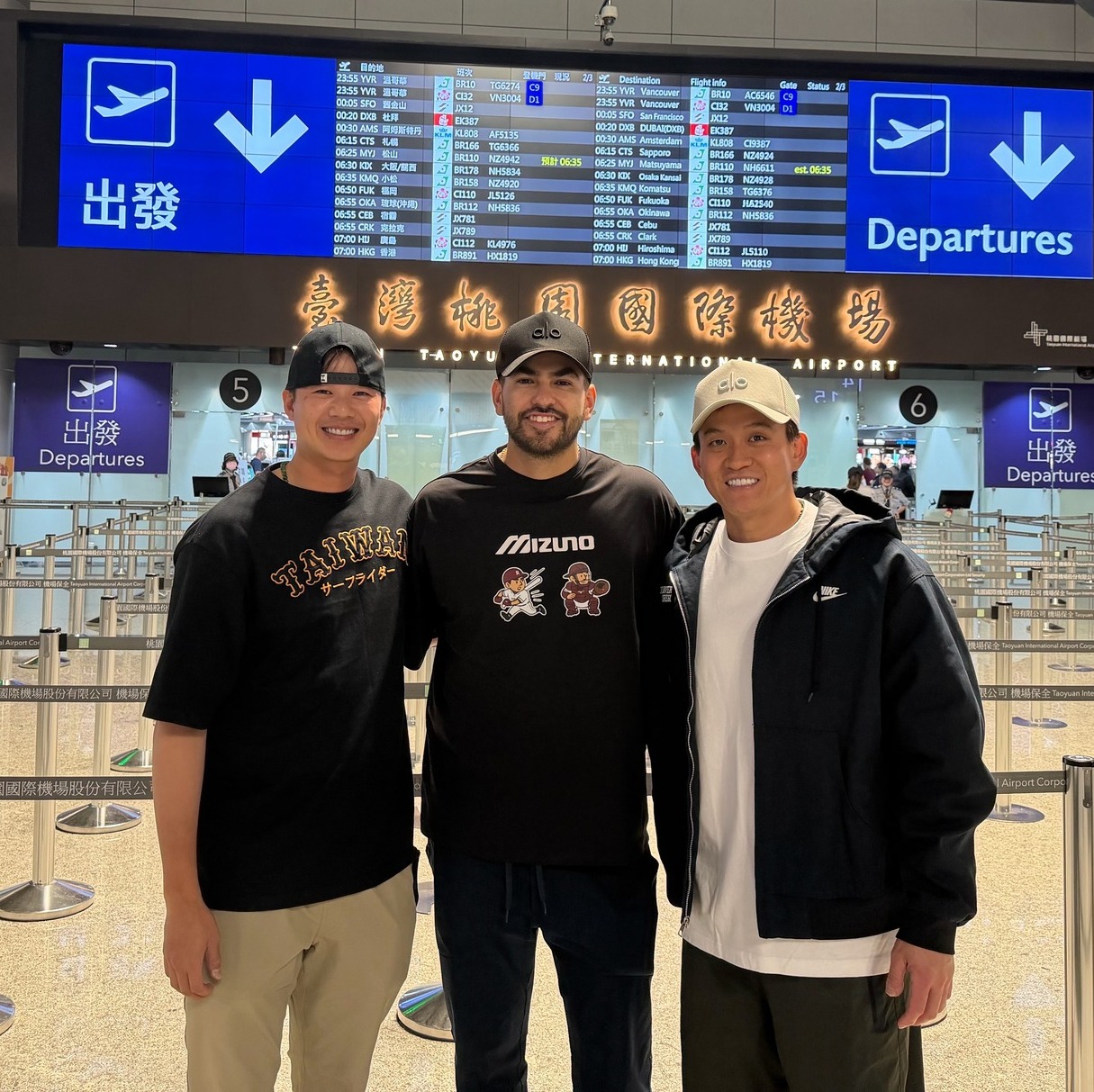 樂天桃猿》奪冠功臣魔神樂與波賽樂回國！　好友黃子鵬與張閔勛送機