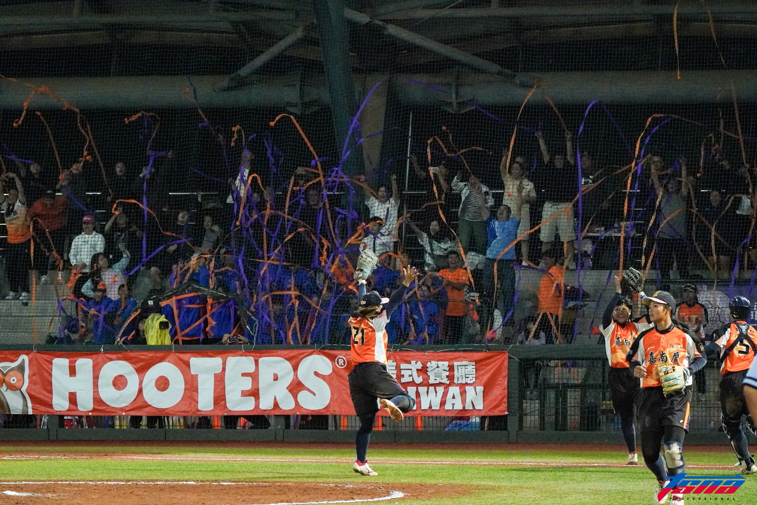 企業女壘》林志霙開轟嘉南鷹17安打大爆發！　勇奪隊史第6冠