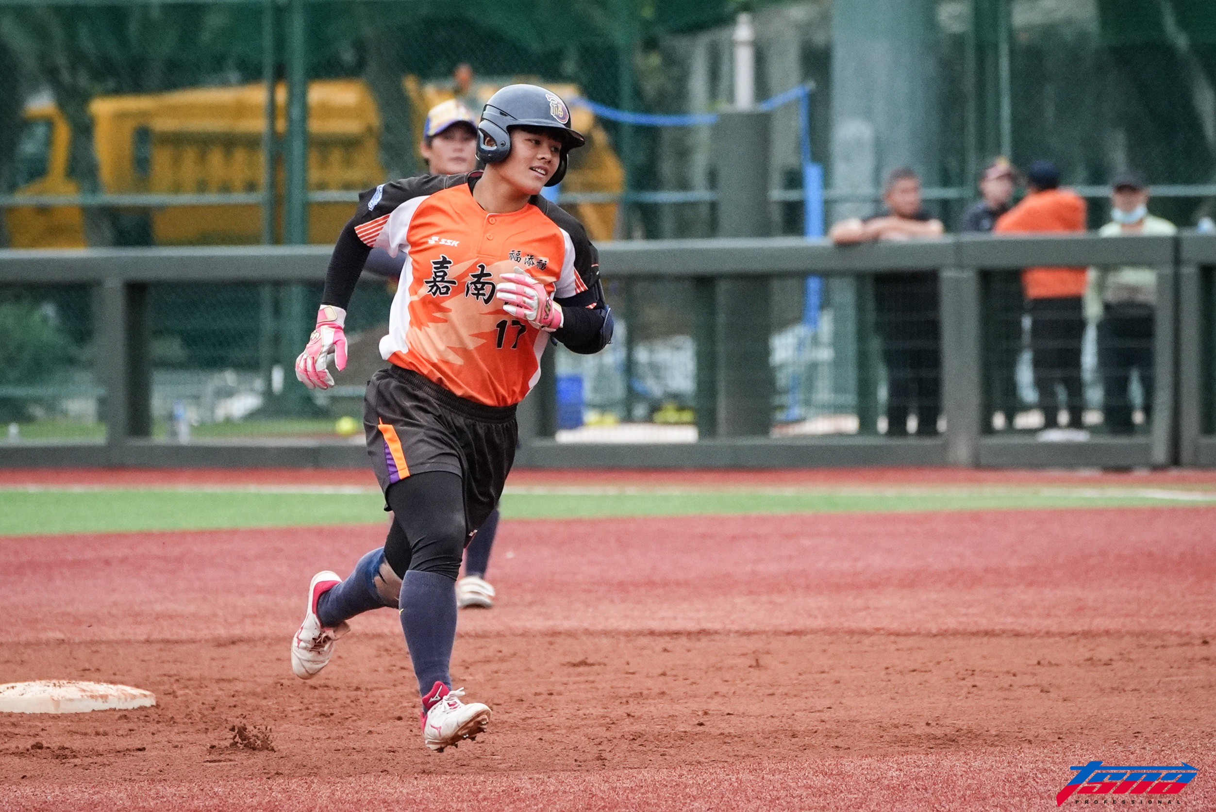 企業女壘》20歲葉貴萍轉外野成「三拍子」好手！　勇奪MVP獻給過世的父親　