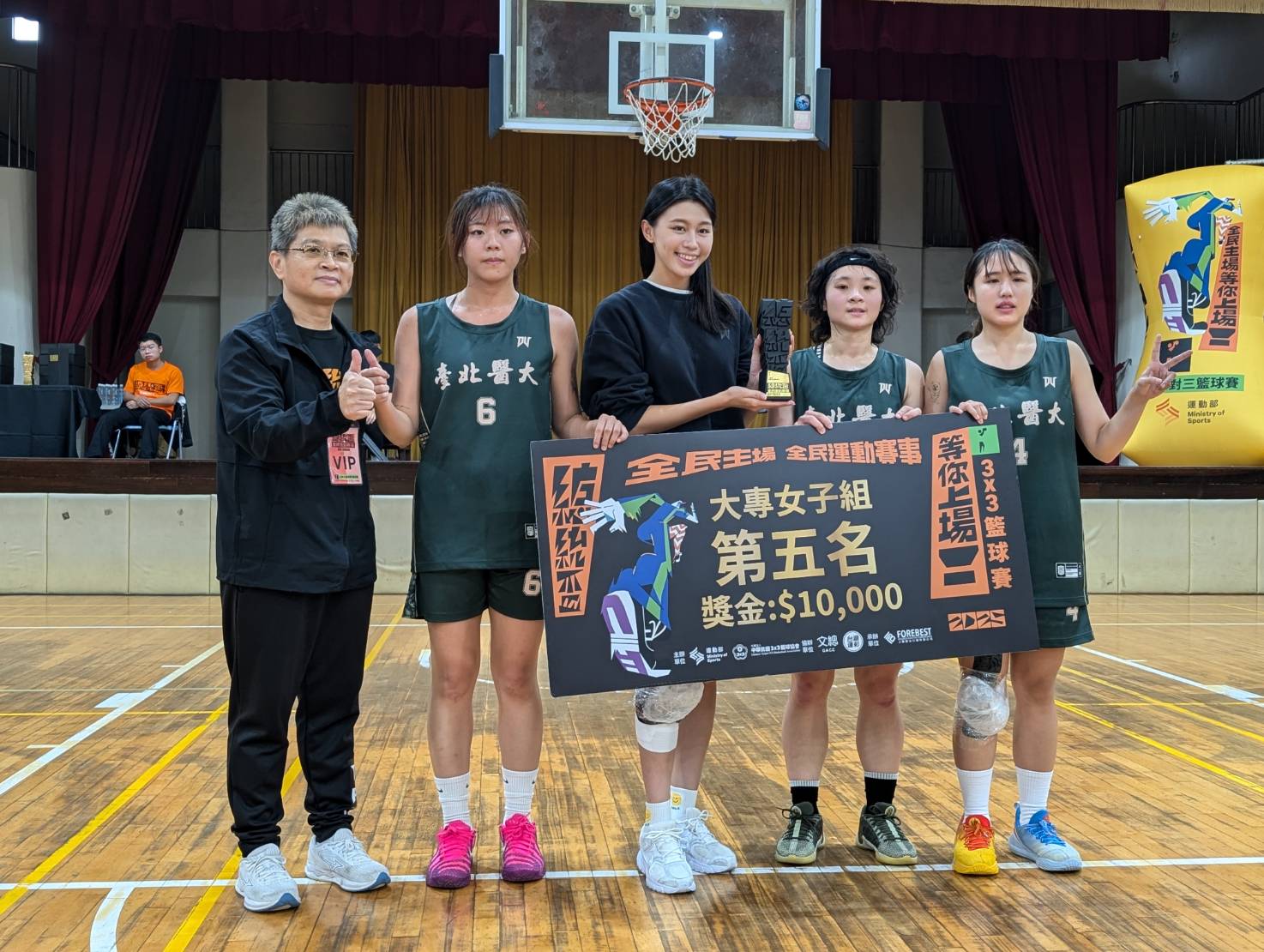 總統盃3x3》昨十字韌帶斷裂、今由運動署長攙扶領獎　「微風整形」第5名獎金助隊友治療