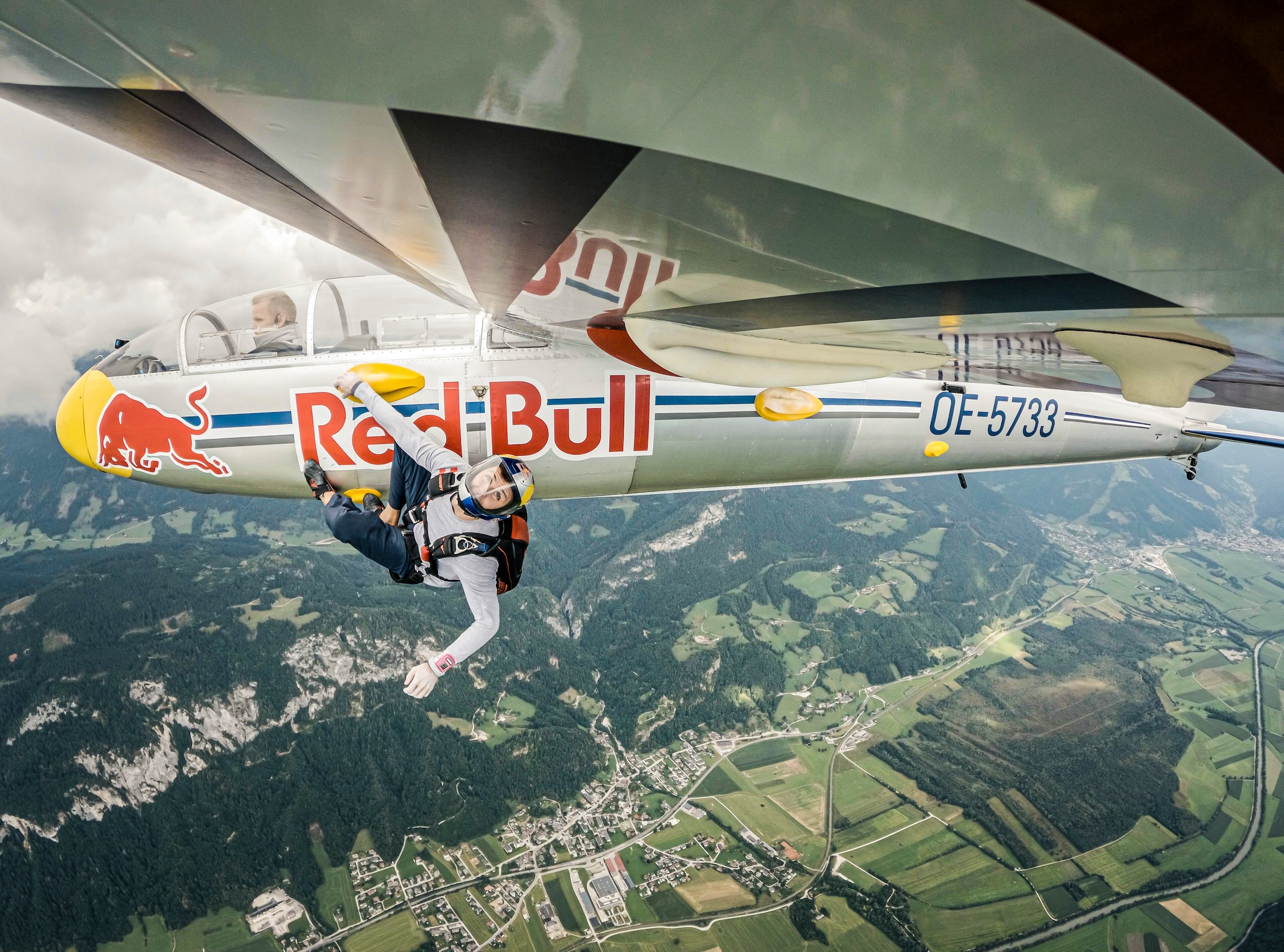 極限運動》空中攀岩首例　Domen Škofic挑戰Red Bull Plane Climb成功