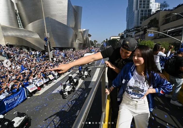 MLB》影／超甜蜜！大谷翔平與真美子在封王遊行親密依偎　兩人手臂交纏、輕碰老婆頭部