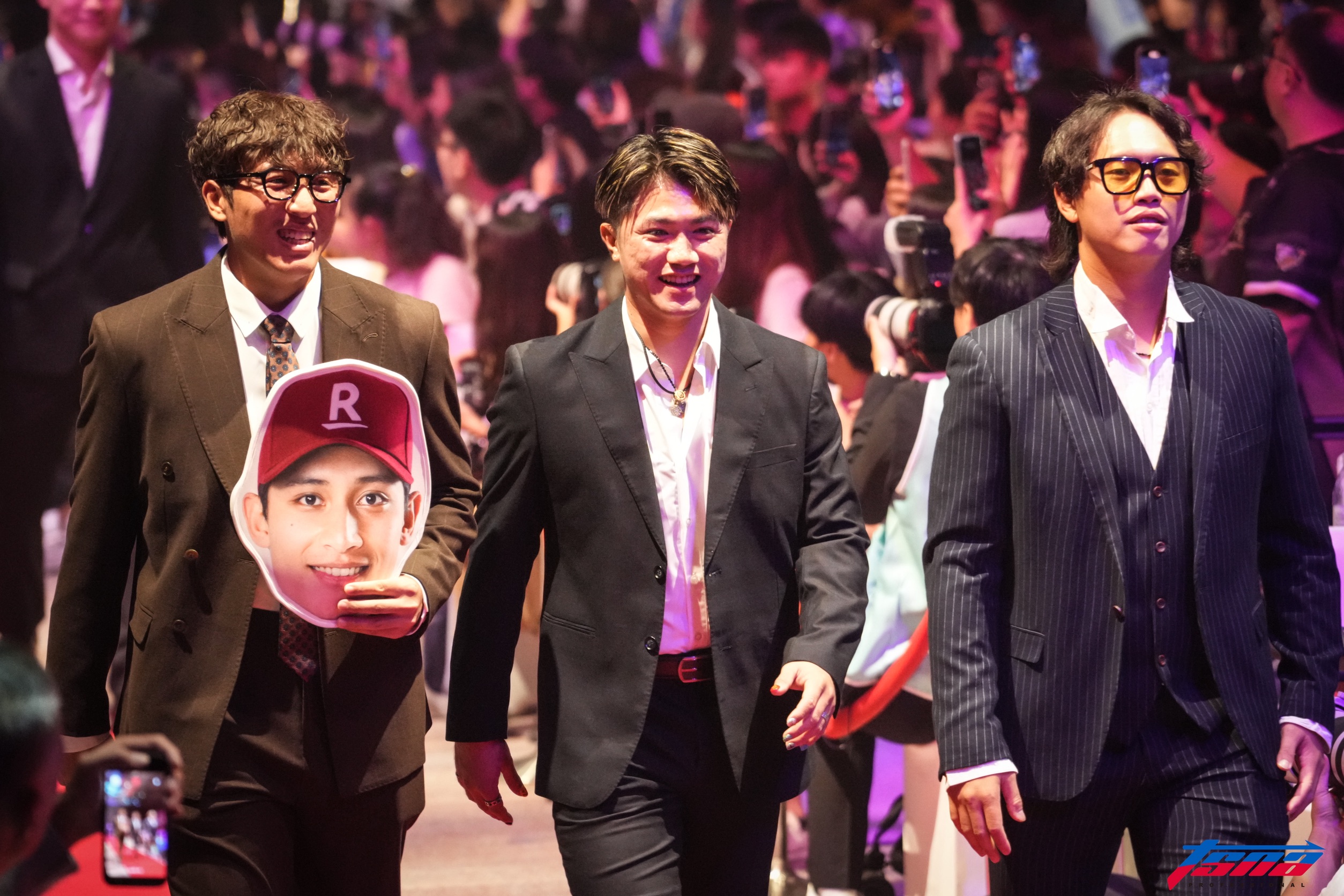 中職》精神跟球隊同在　樂天隊友拿3洋投、馬傑森大頭面板出席頒獎典禮　