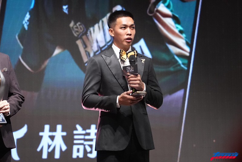中職》史上首位救援王新人王　林詩翔領帶帶上TAKAO