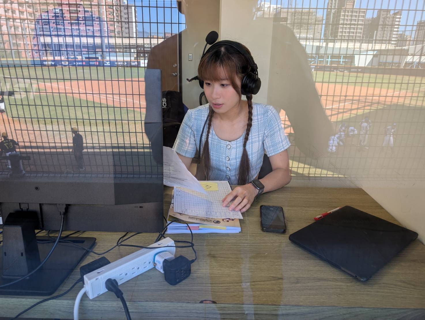 中信盃黑豹旗》「左投棒球美少女」賴Ki首登主播台　圓夢前準備兩週功課