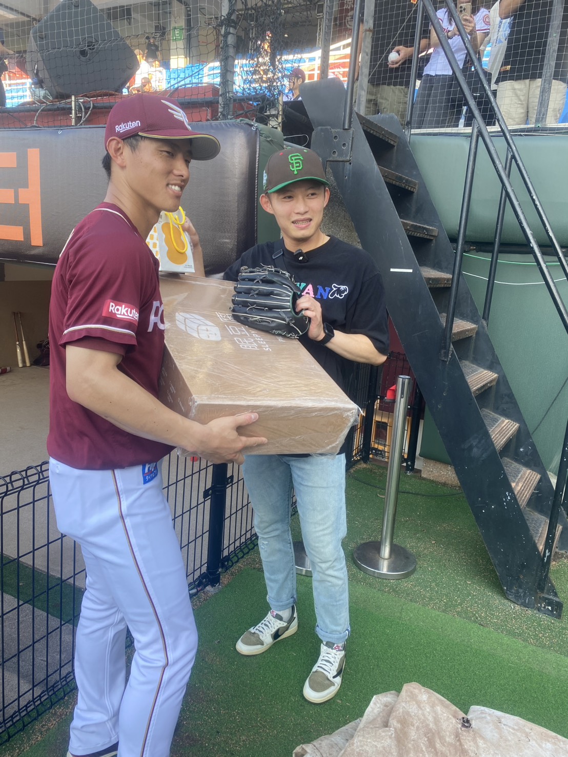 亞洲交流賽》富邦悍將江國豪跟辰己涼介「面交」！　送上台灣大禮包