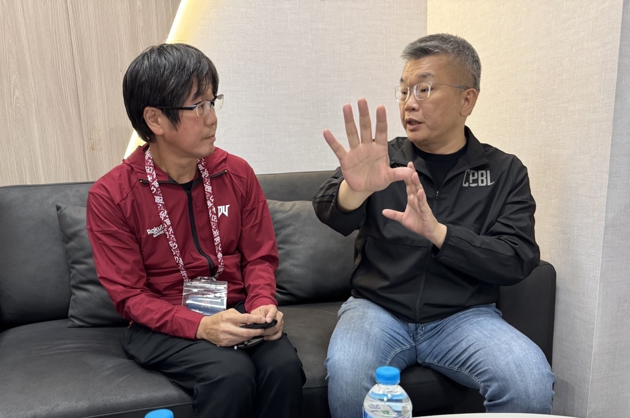 樂天桃猿》樂天亞洲CEO葛城崇帶隊！　記者會前領隊川田喜則也參加