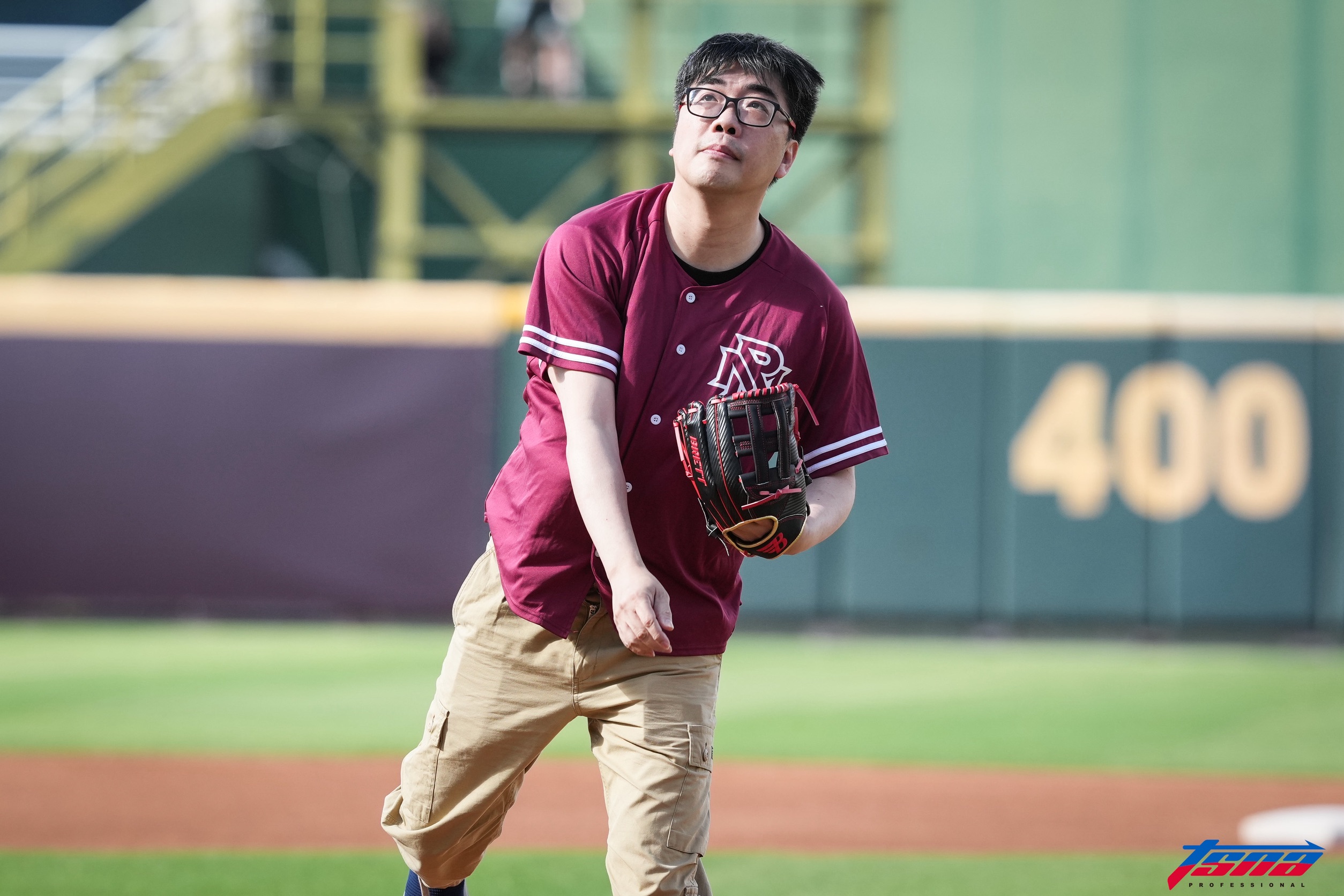 亞洲交流賽》前味全龍領隊吳德威為台韓大戰開球　KT巫師啦啦隊超吸睛