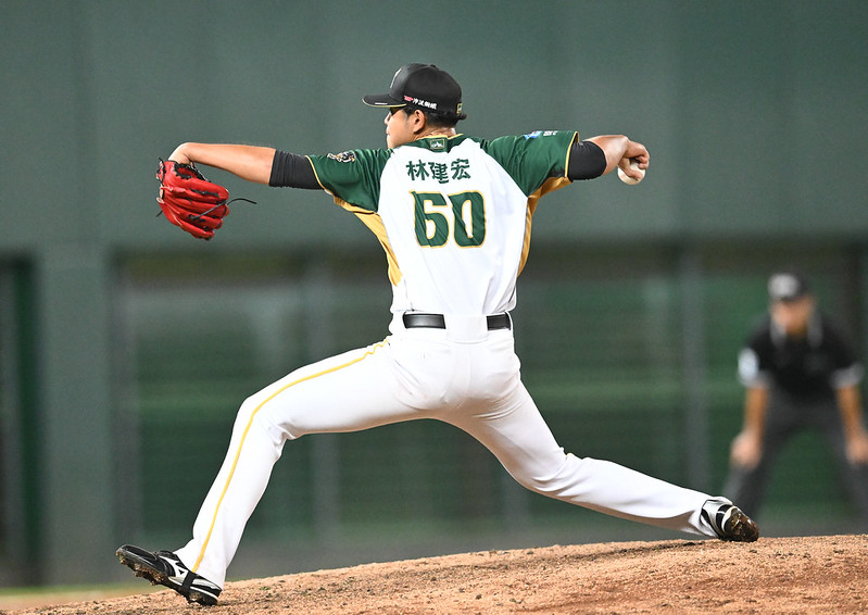 台鋼雄鷹》新人投手邱立璿、林建宏投入競爭　林振賢期待冬季聯盟磨練