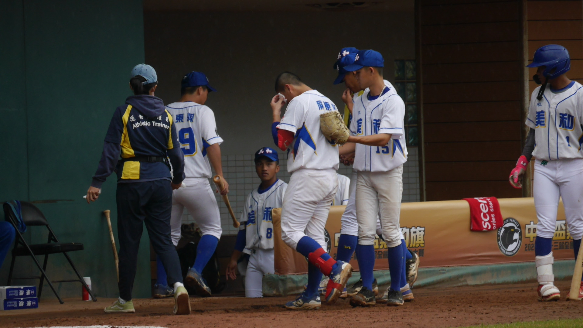 中信盃黑豹旗》美和主戰捕手鄭烈血濺球場　賽後縫了18針