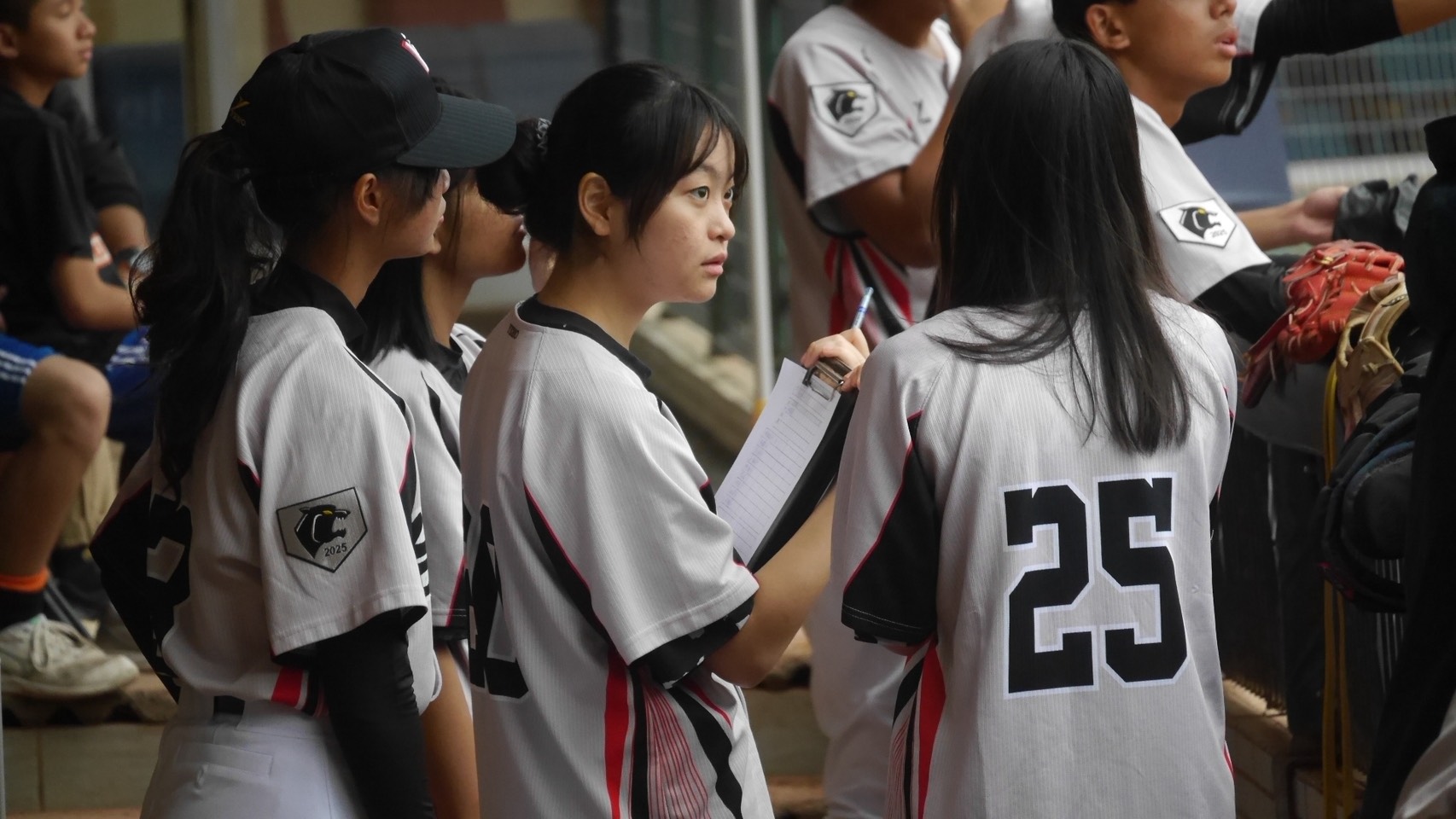 中信盃黑豹旗》台南內戰「成大南工」出戰「南二中」！　休息室女球經跟骰子成亮點