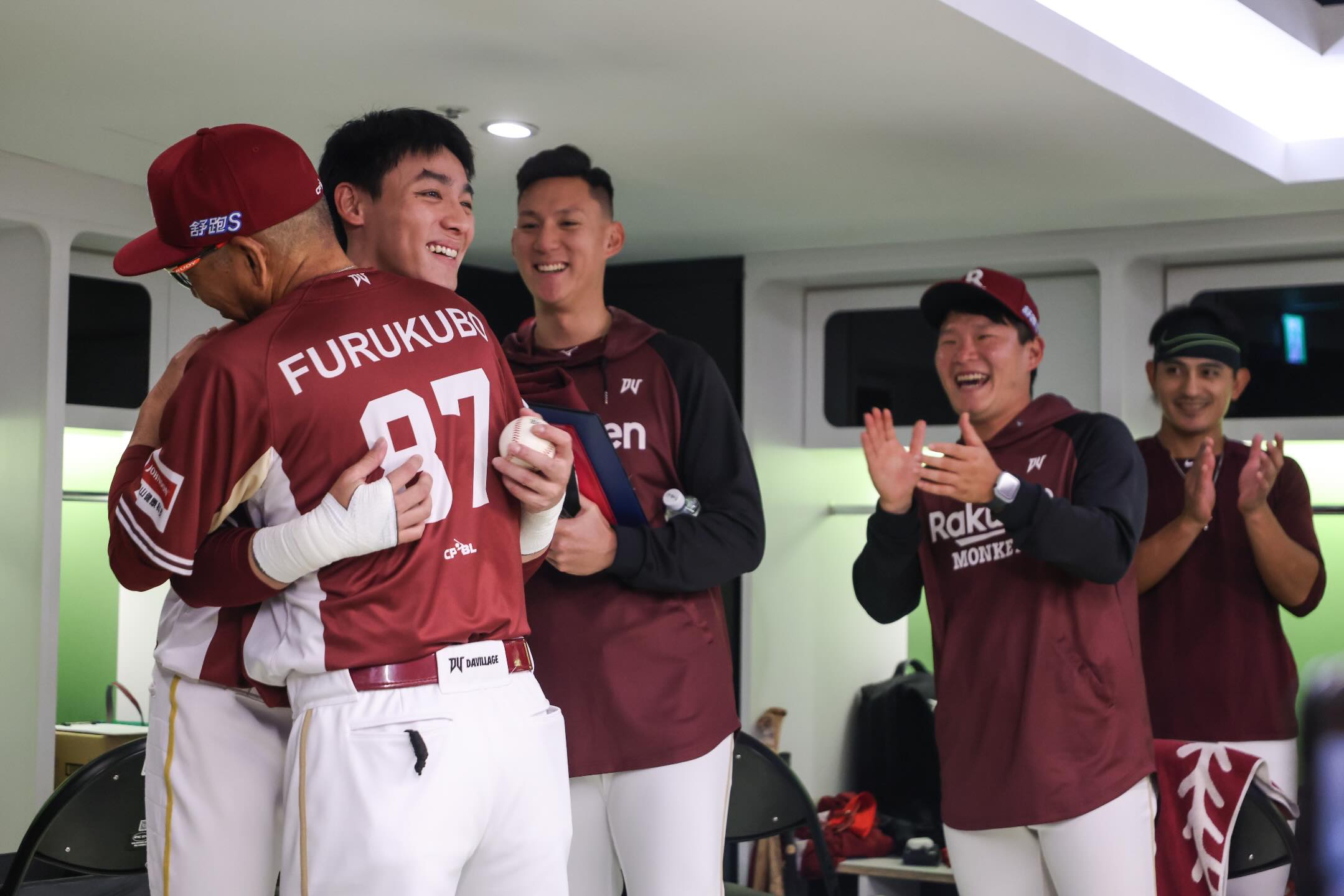 樂天桃猿》古久保健二被無預警撤換引眾怒！　陳晨威不忍了：你TM還有哪位教練是如此