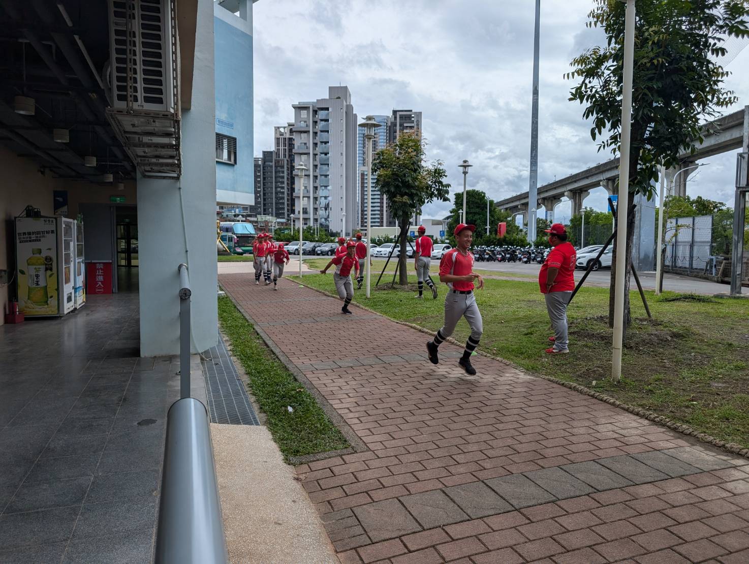 中信盃黑豹旗》台東體中繞南迴到場舟車勞頓　教頭苦笑：還好比賽排下午