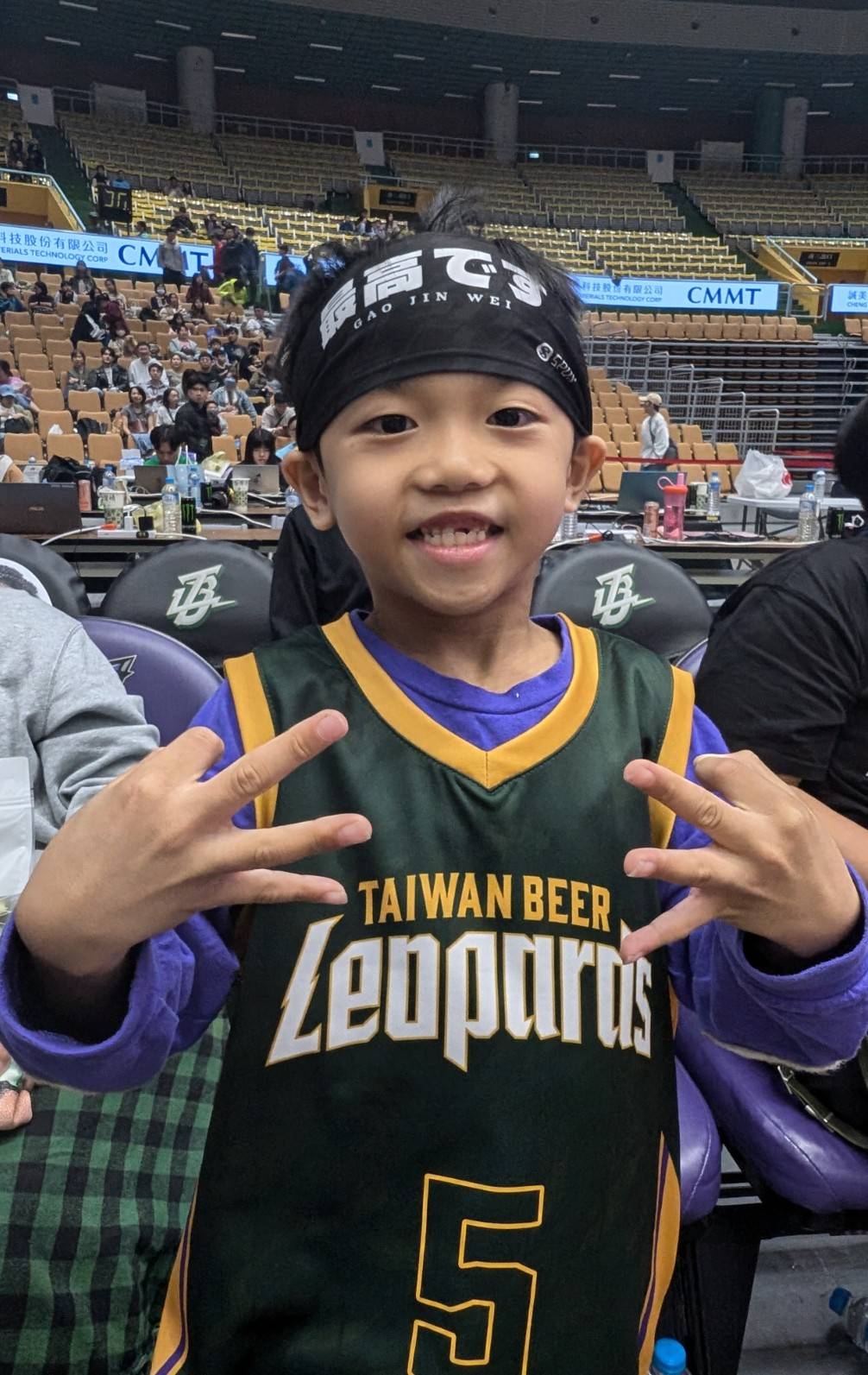 TPBL》7歲小球迷「高錦瑋套裝」超到位　被問想同隊還是當對手神回應