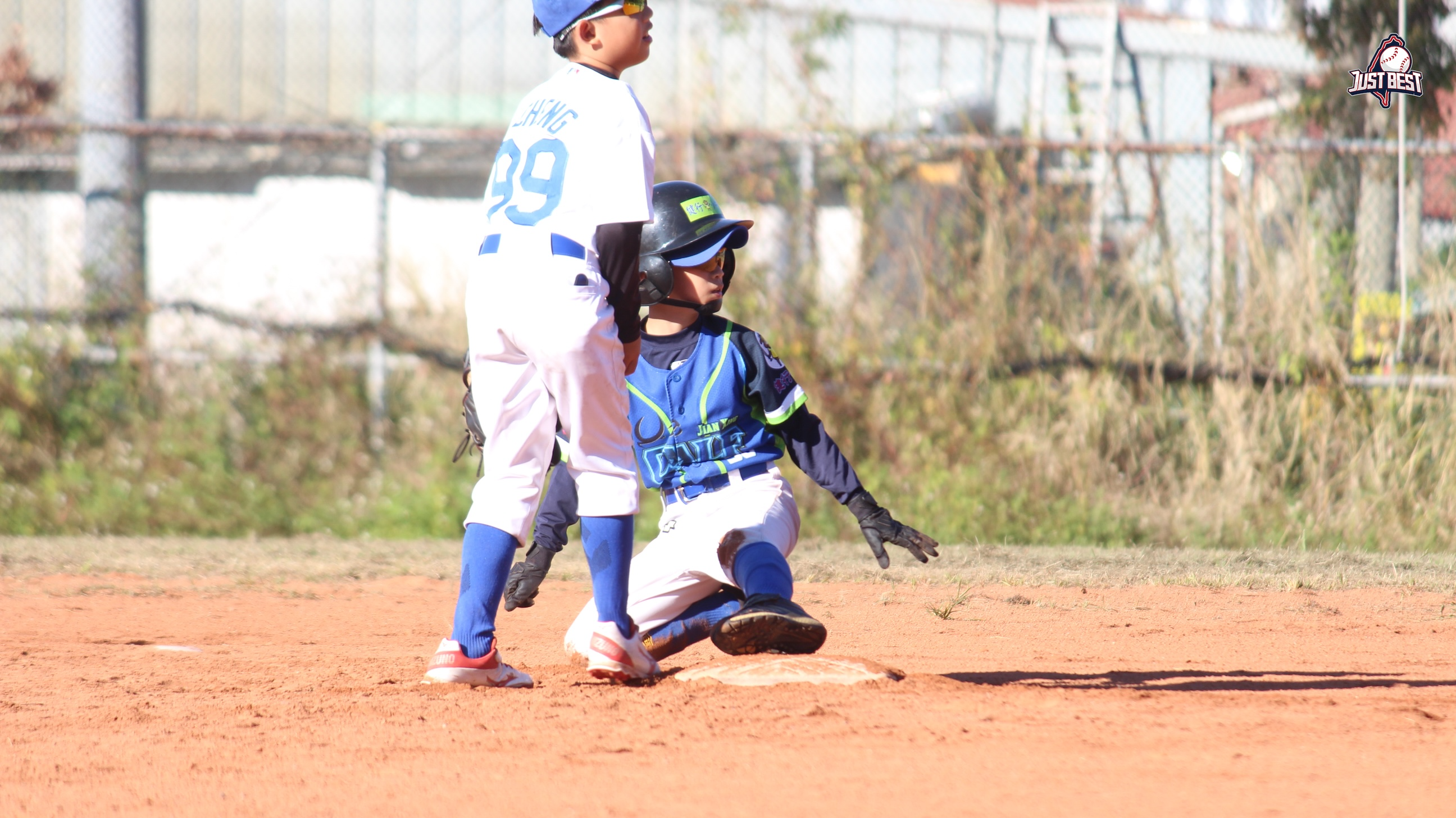 臺中就是棒》健行小牛連兩戰難分勝負  台中小洋基戰勝台中小海盜(白)順利封王