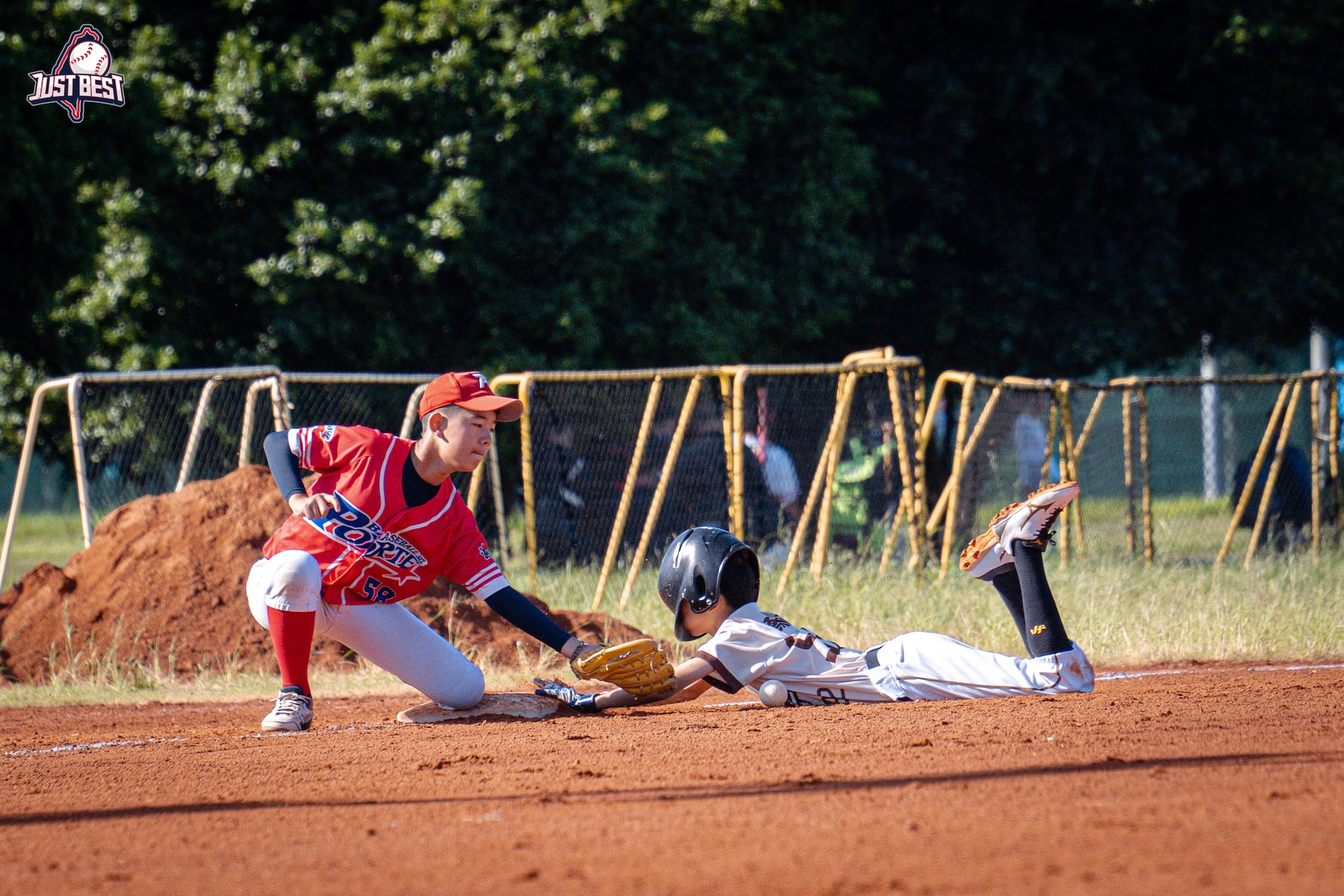 臺北就是棒》信義飛燕完封鷹速小子 波特(藍)與鷹速小子握手言和