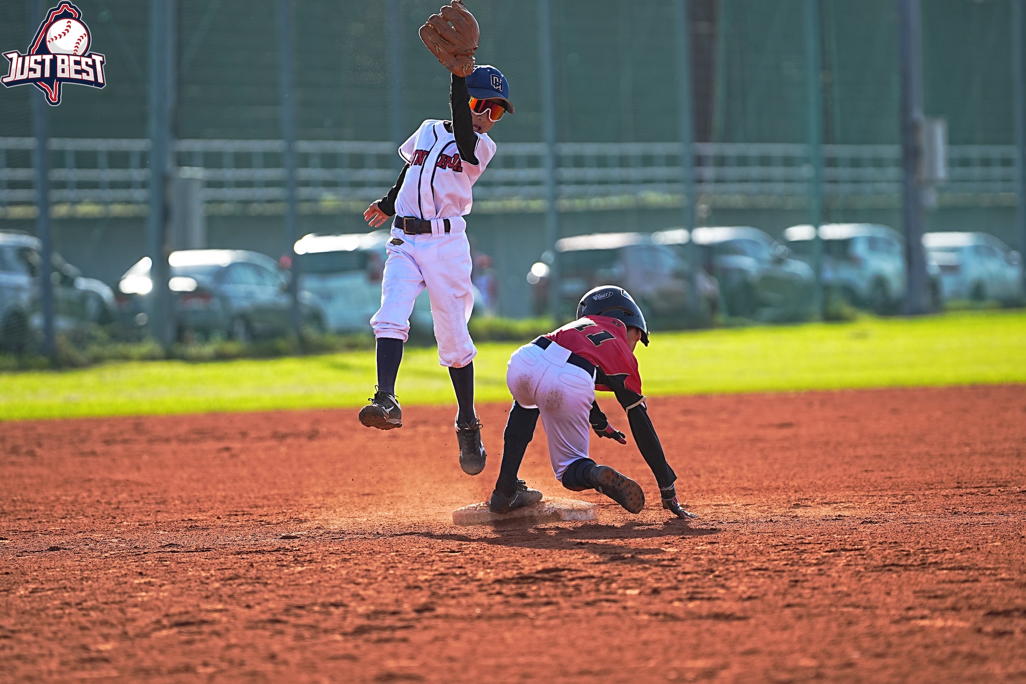 臺北就是棒》陳家佑投打俱佳雙響炮助WHB擊敗敦化國小 親子勇士鄭宇倫、呂承恩開轟退敦化國小