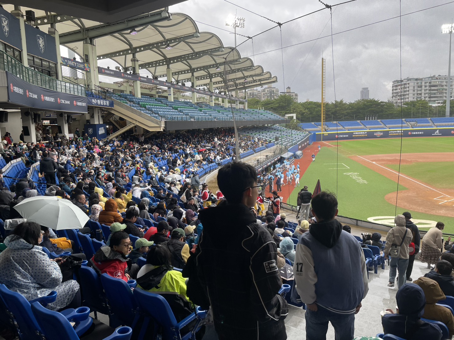 中信盃台日高中對抗賽》北海道隊看到新莊球場湧進球迷！　紛紛高喊「太厲害了」