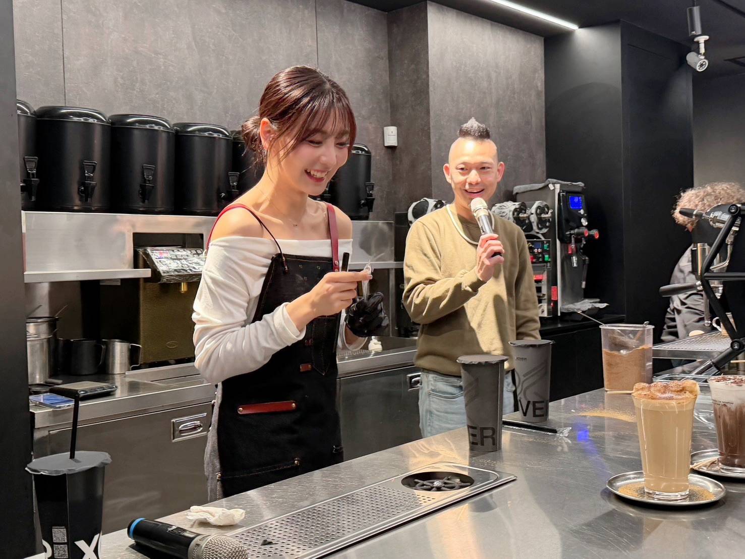 PLG》韓籍女神睦那京化身一日店長人氣高　自曝1天喝3杯咖啡