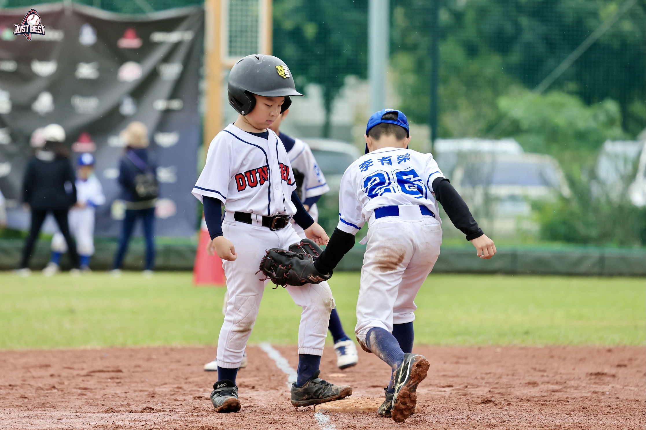 臺北就是棒》敦化國小擋下華興小學末局反撲搶下勝利 親子勇士7比4逆轉華興小學笑到最後