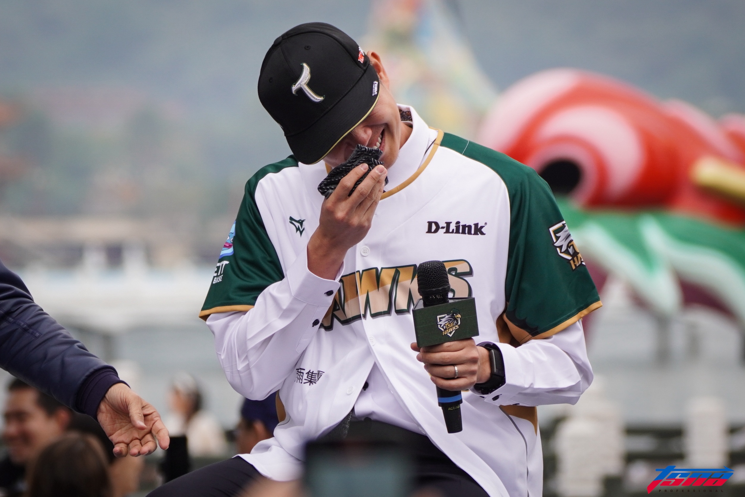 台鋼雄鷹》黃子鵬帥氣加入台鋼！　看到爸媽到場感動哭了