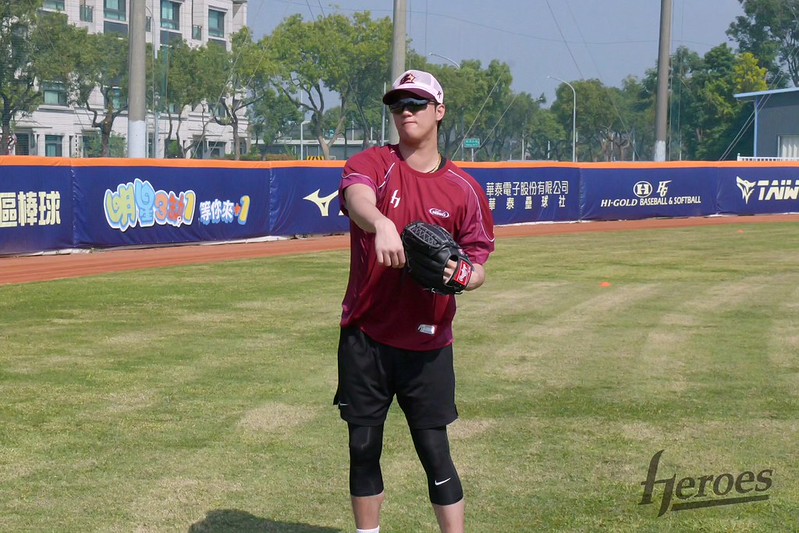 韓職》安右進傳接球40公尺　感謝英雄帶他來高雄春訓